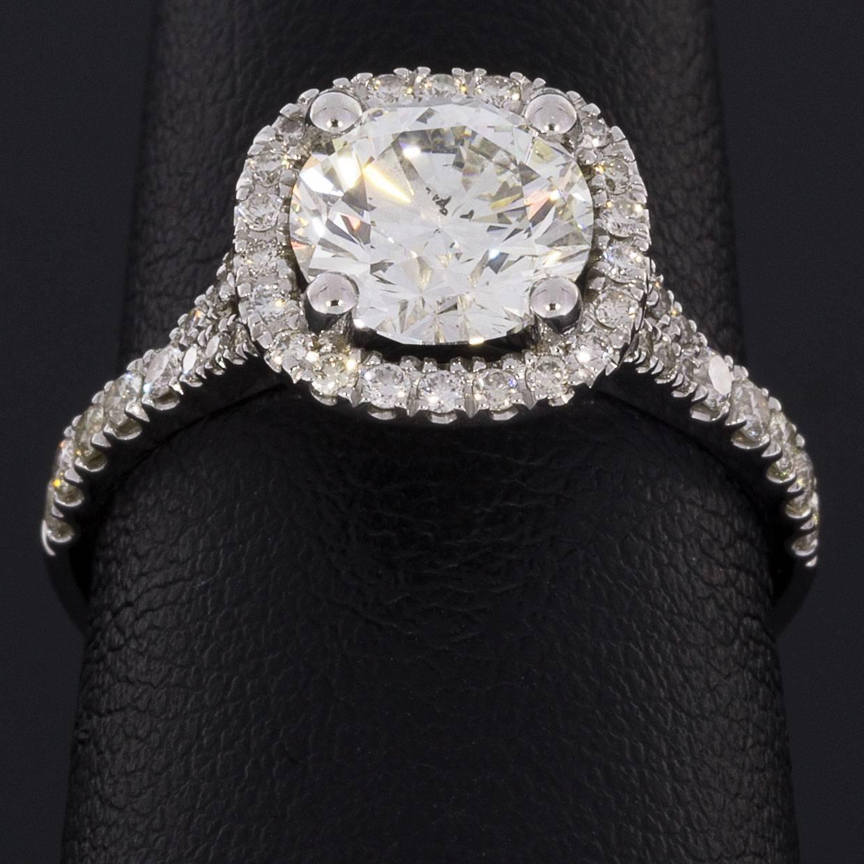 White Gold 1.94 Carat Round Diamond Engagement Ring In Excellent Condition In Columbia, MO