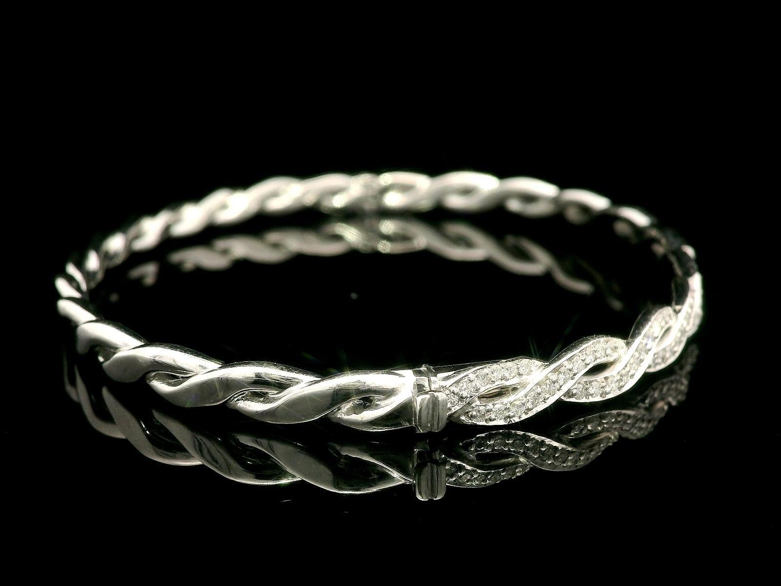 --Pierre(s) :...
Nombreux diamants naturels authentiques - taille ronde et brillante - sertis en pavé - belle couleur blanc vif - couleur G-I - pureté VS2/SI1 - 1,0ctw (approx.)

MATERIAL : Or blanc massif 18k
Poids : 16,75 grammes
Type : Bracelet à