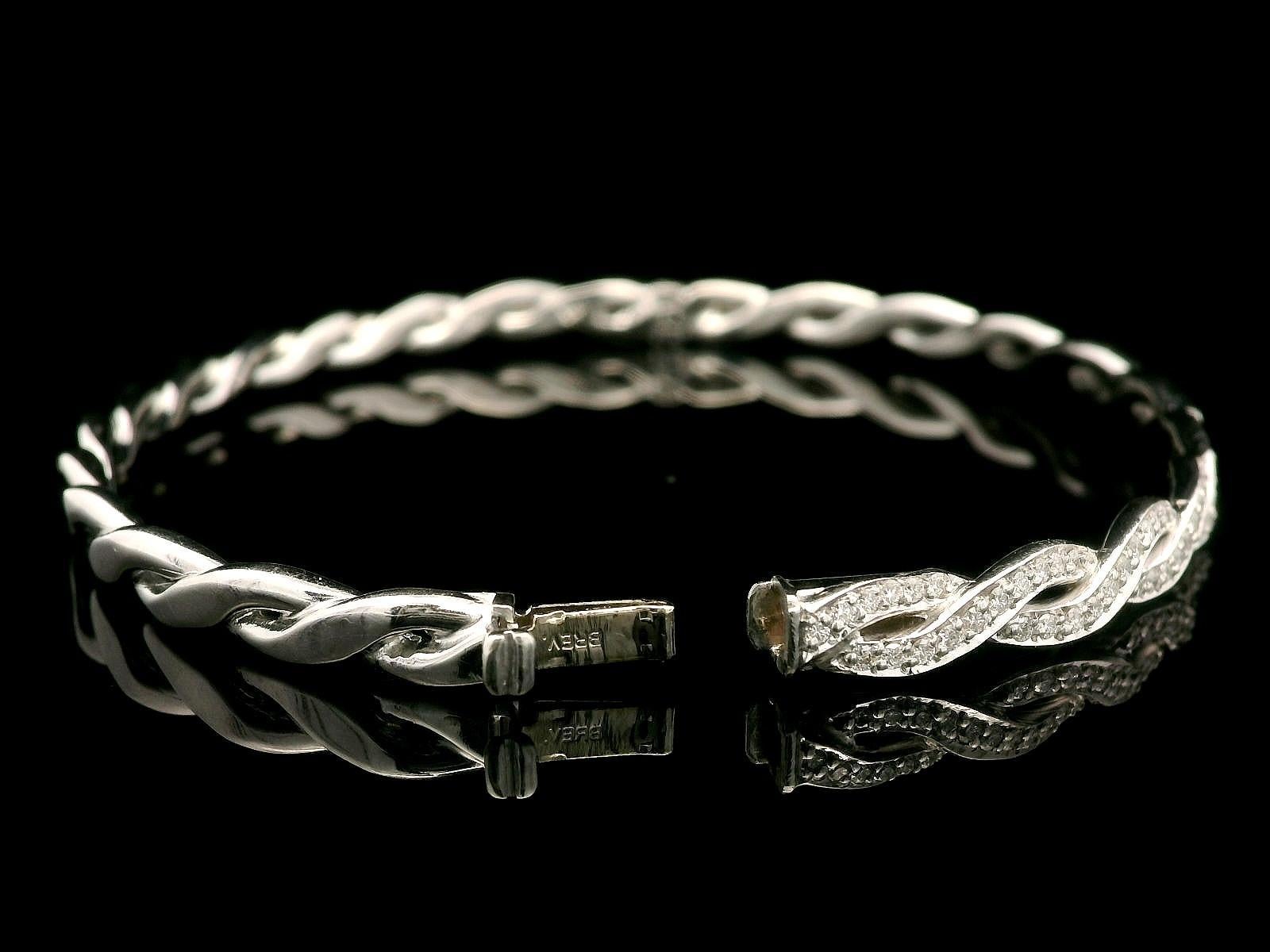Taille brillant Bracelet jonc à charnières empilable tressé en or blanc et diamants 1 carat en vente