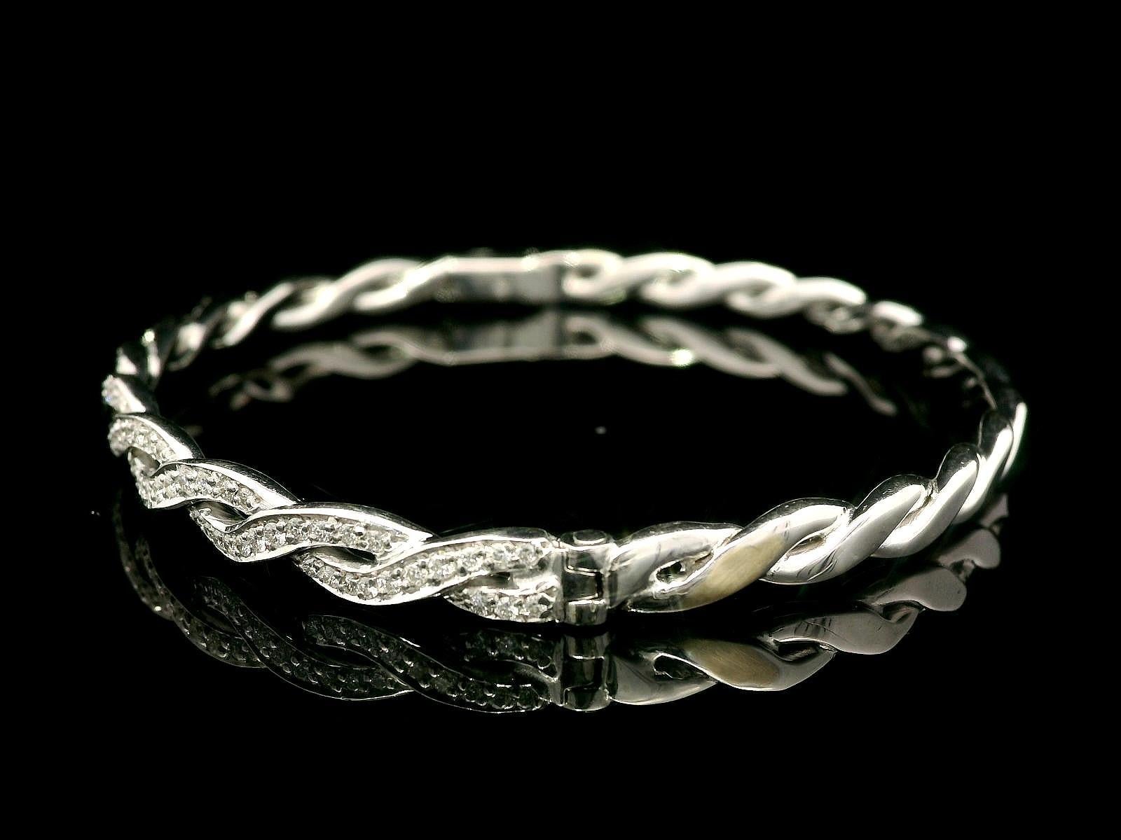 Bracelet jonc à charnières empilable tressé en or blanc et diamants 1 carat en vente 1