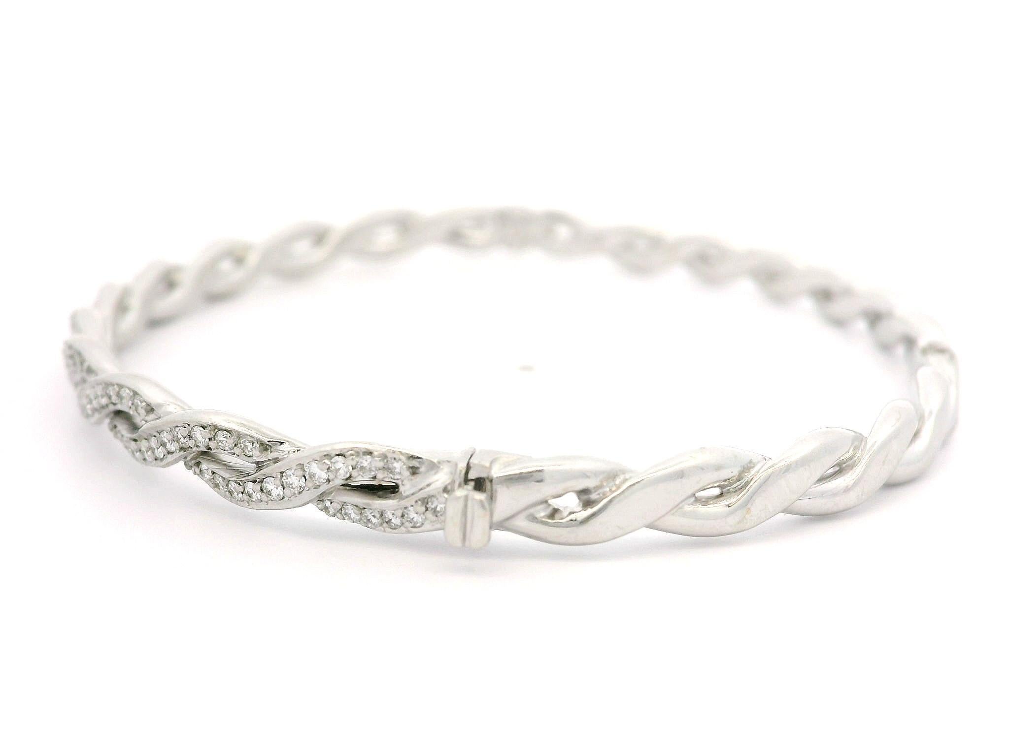 Bracelet jonc à charnières empilable tressé en or blanc et diamants 1 carat en vente 2