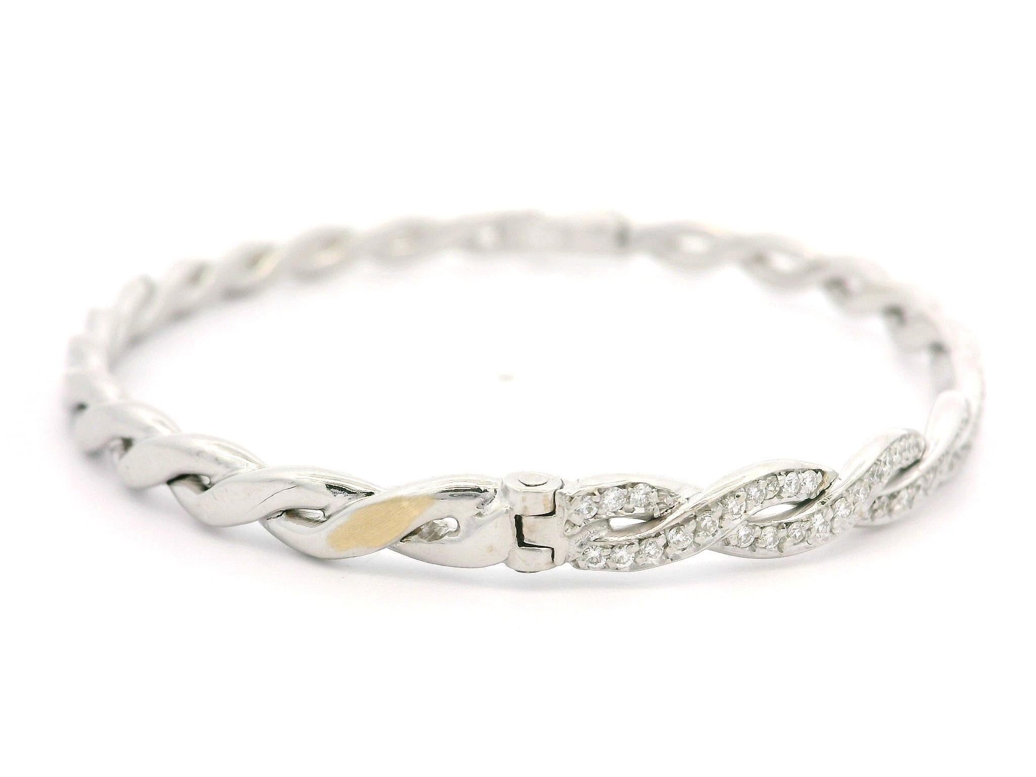 Bracelet jonc à charnières empilable tressé en or blanc et diamants 1 carat en vente 3