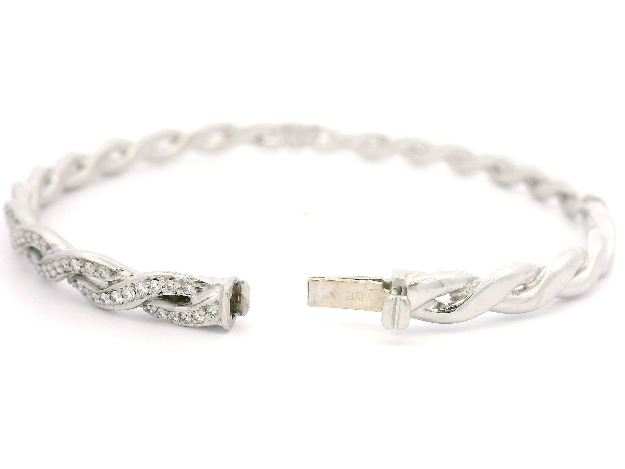 Bracelet jonc à charnières empilable tressé en or blanc et diamants 1 carat en vente 4