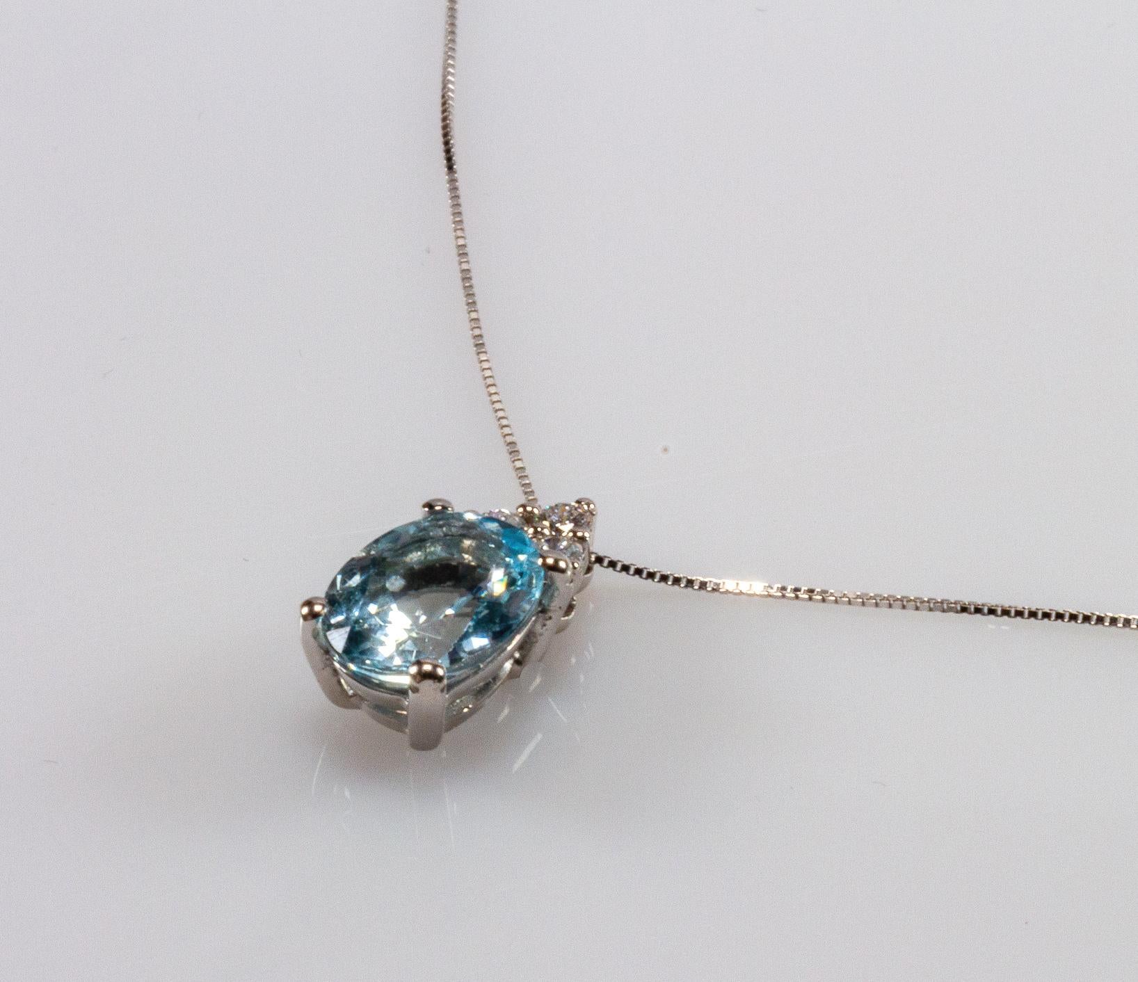 Modern White Gold 18k , 2.10 Carat Blue Oval Aquamarine and Diamond Drop Necklace For Sale