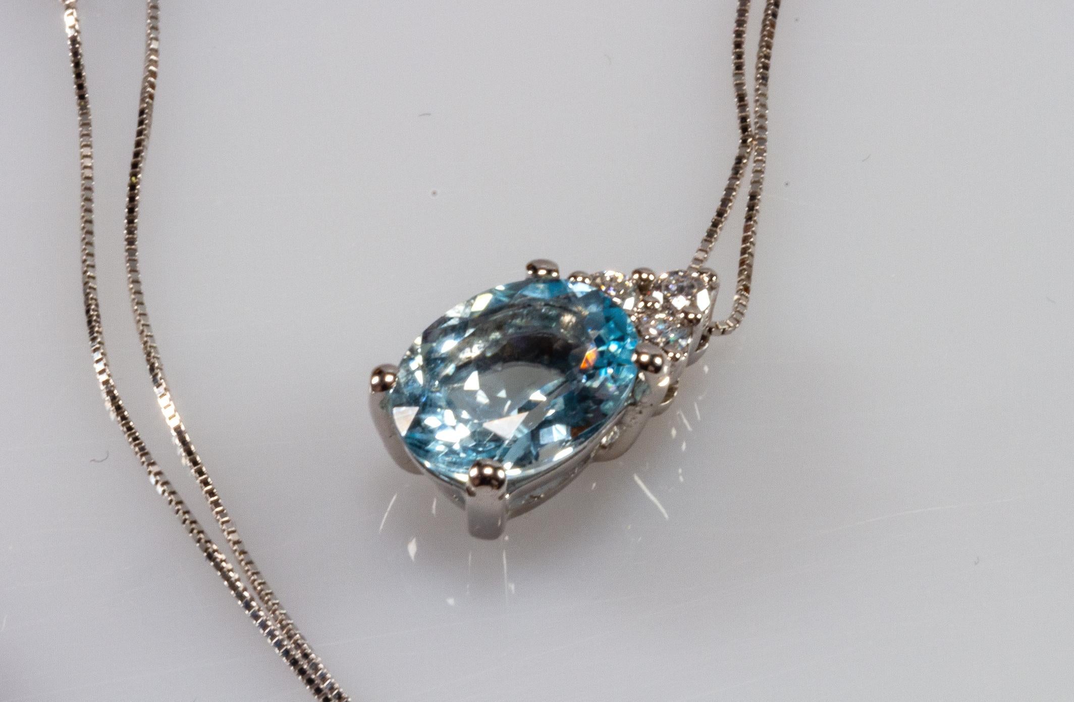 Oval Cut White Gold 18k , 2.10 Carat Blue Oval Aquamarine and Diamond Drop Necklace For Sale