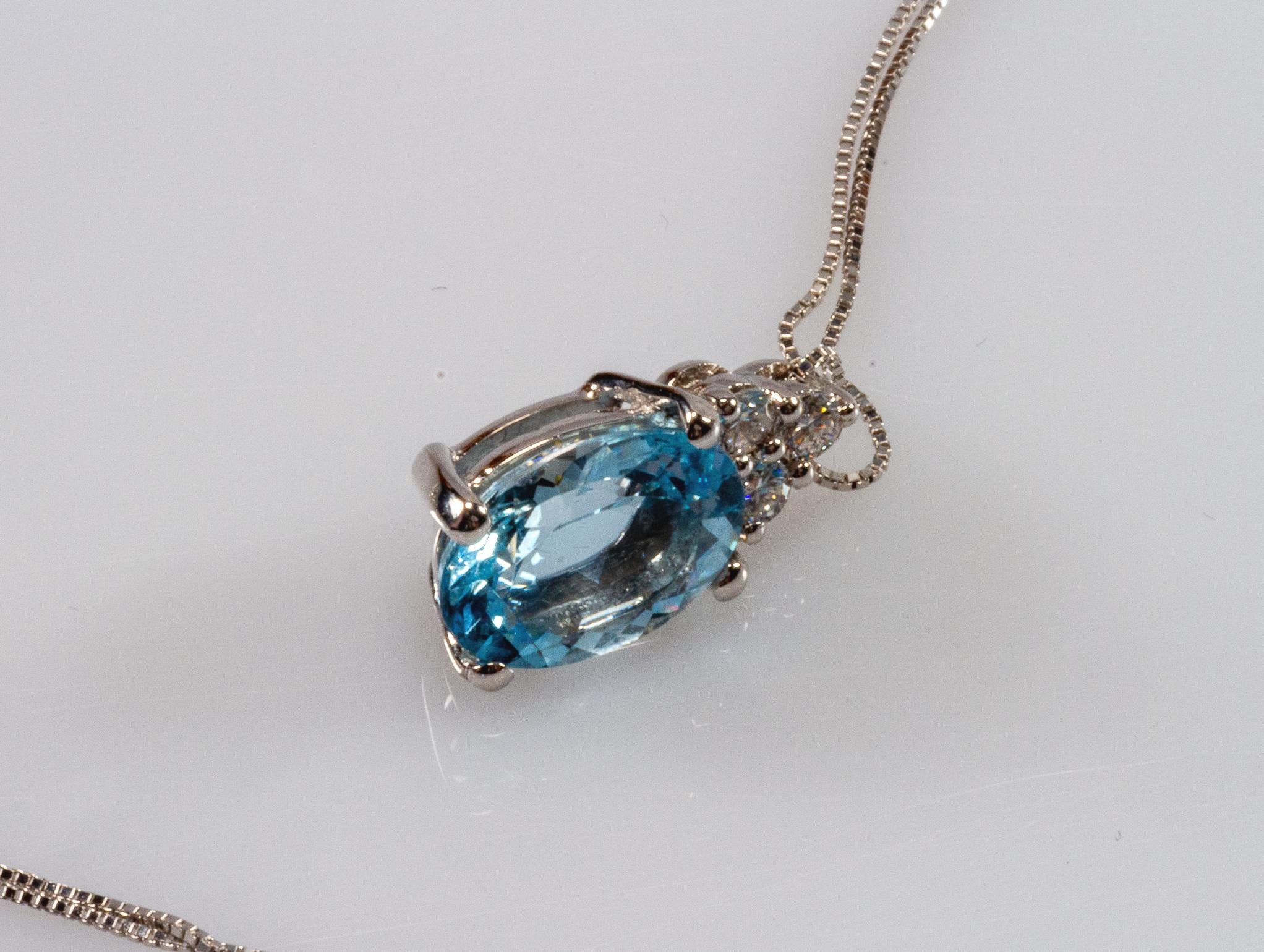 White Gold 18k , 2.10 Carat Blue Oval Aquamarine and Diamond Drop Necklace In New Condition For Sale In Rome, IT