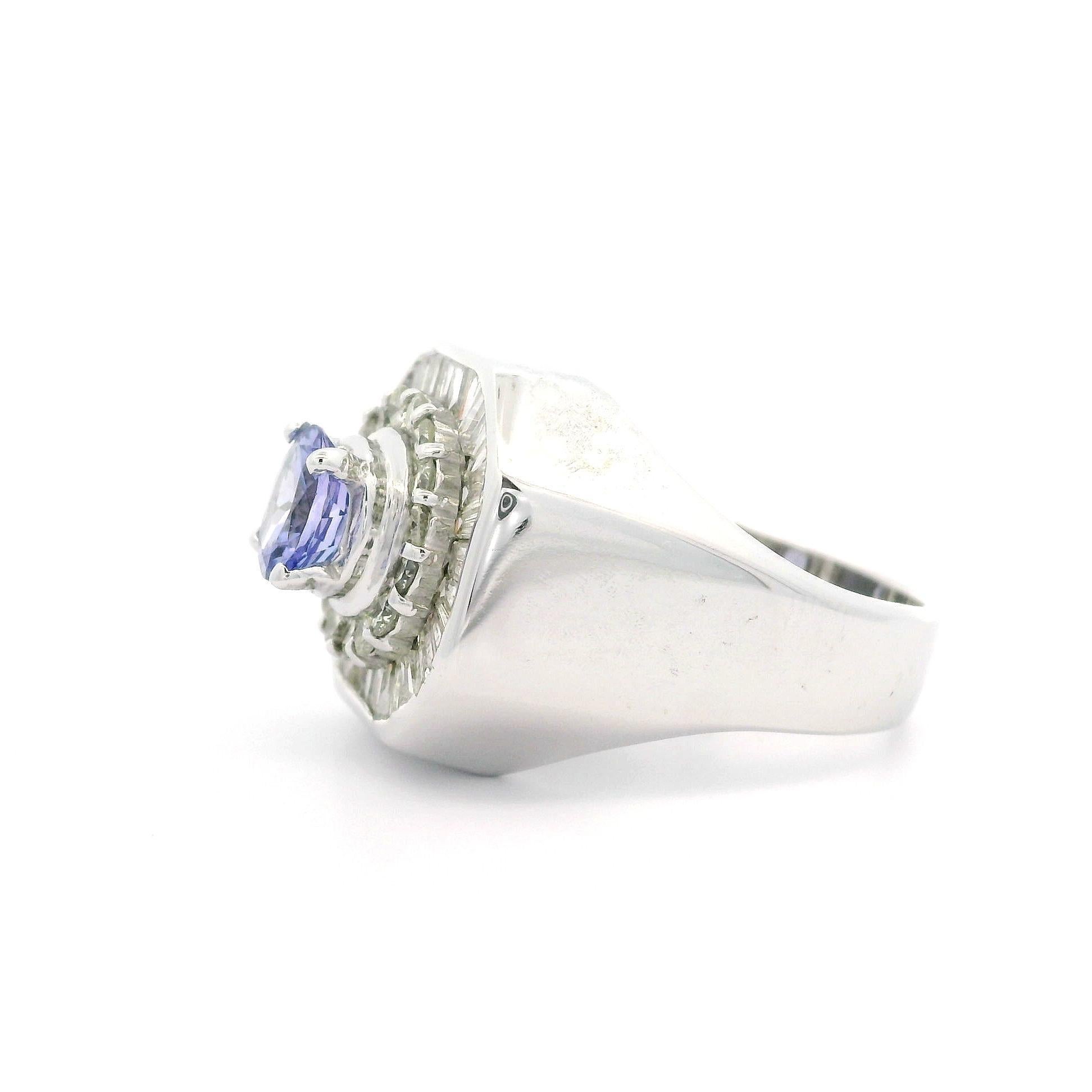 Anello sostanzioso in oro bianco con tanzanite da 2,3 carati e doppio diamante a raggiera in stile ballerina in vendita 5