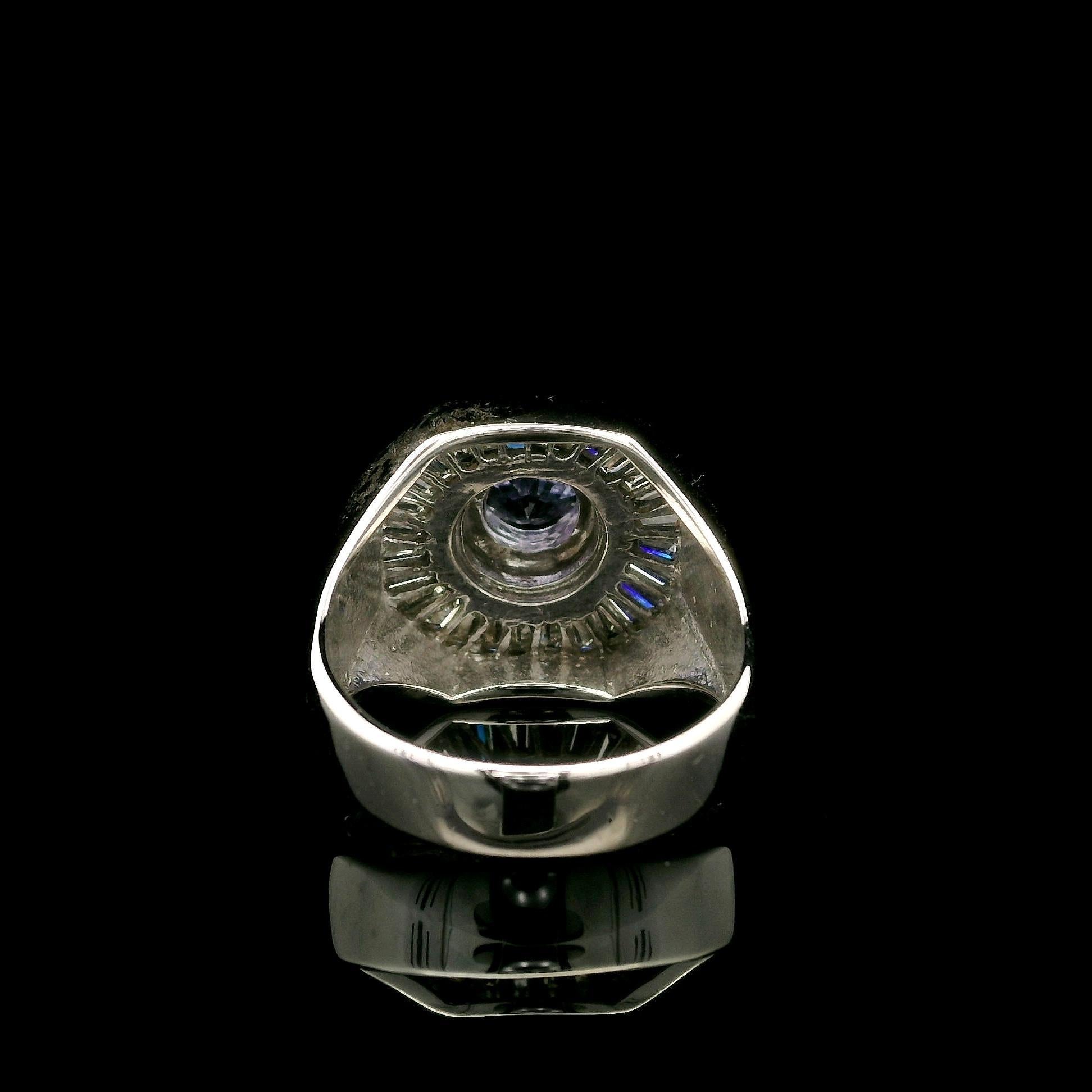 Taglio rotondo Anello sostanzioso in oro bianco con tanzanite da 2,3 carati e doppio diamante a raggiera in stile ballerina in vendita