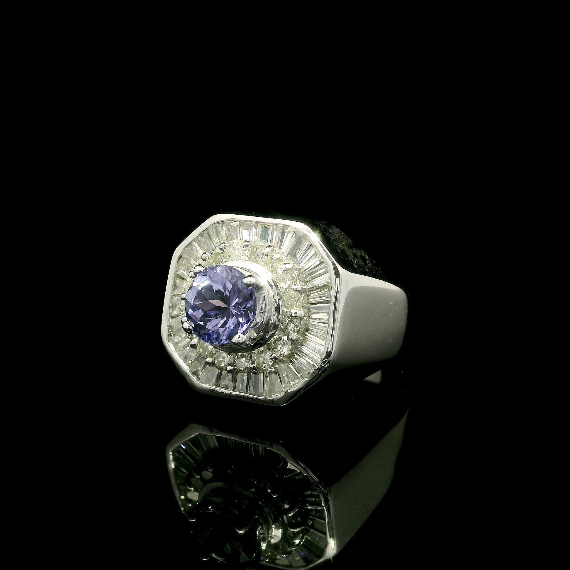 Anello sostanzioso in oro bianco con tanzanite da 2,3 carati e doppio diamante a raggiera in stile ballerina In condizioni ottime in vendita a Montclair, NJ