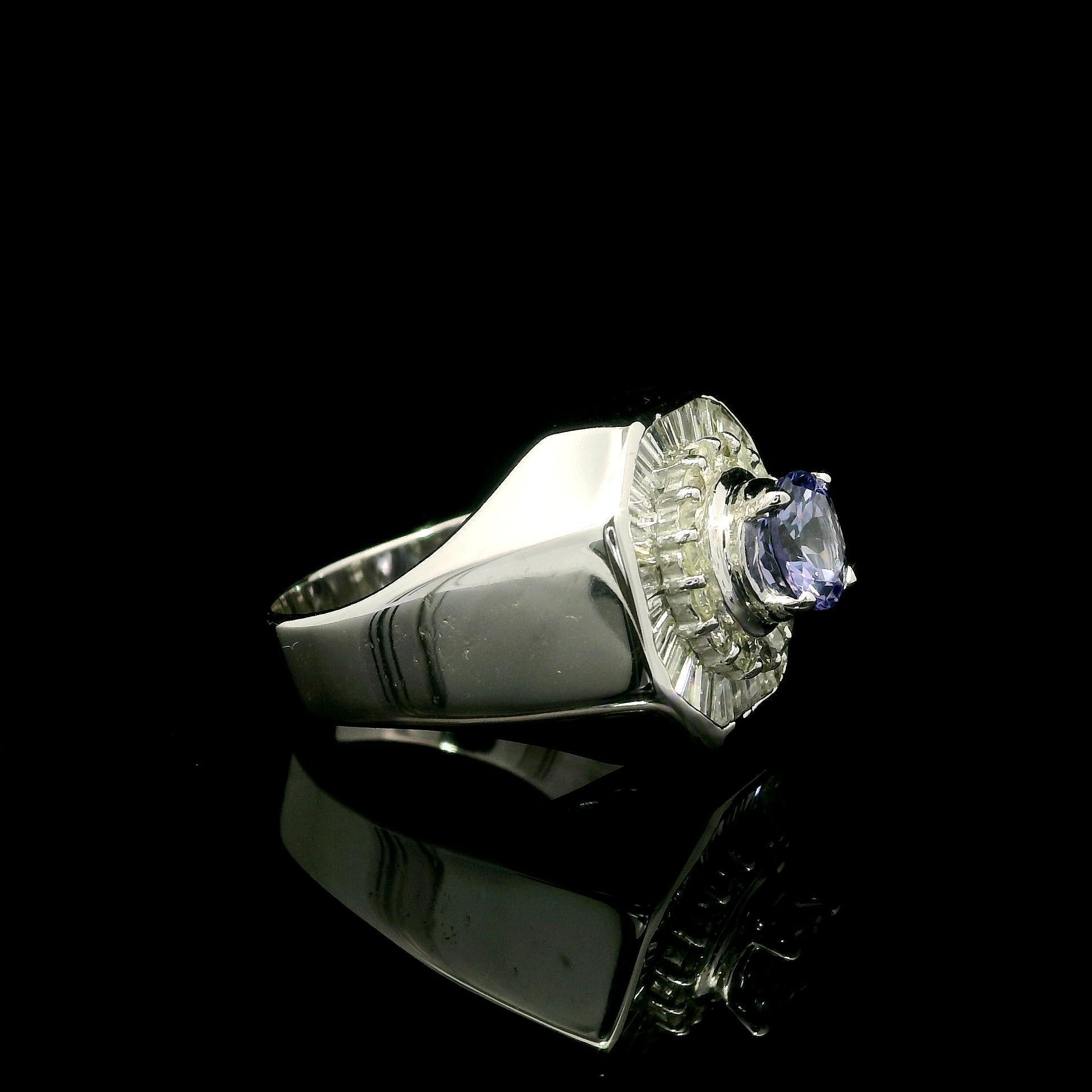 Donna Anello sostanzioso in oro bianco con tanzanite da 2,3 carati e doppio diamante a raggiera in stile ballerina in vendita
