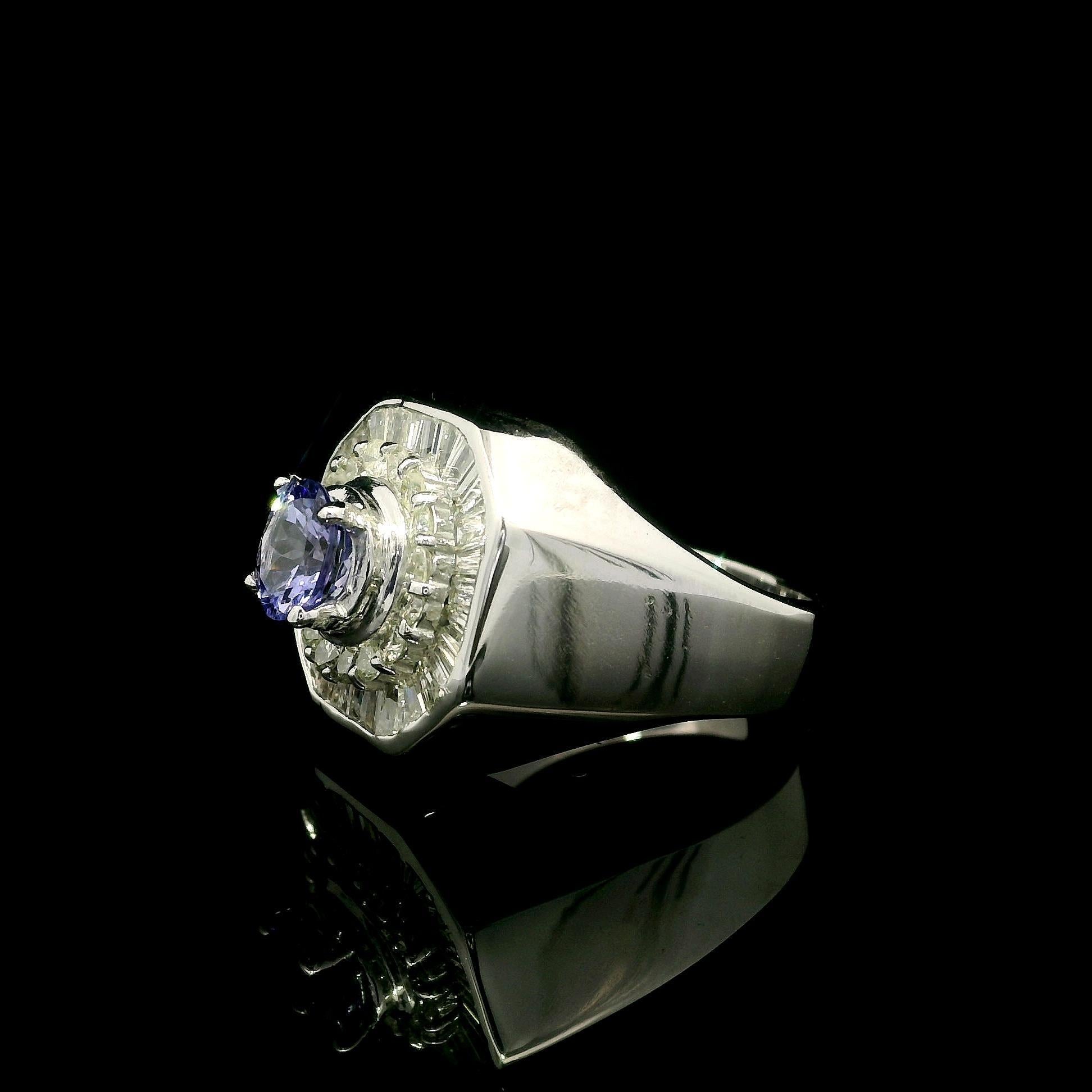 Anello sostanzioso in oro bianco con tanzanite da 2,3 carati e doppio diamante a raggiera in stile ballerina in vendita 1