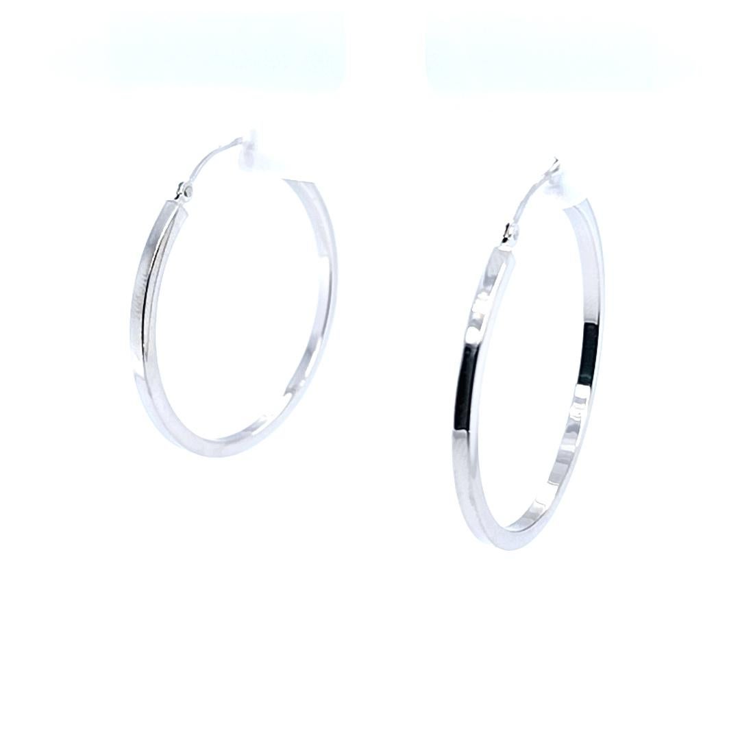White Gold 2mm Wide Hoop Earrings In Good Condition For Sale In Coral Gables, FL