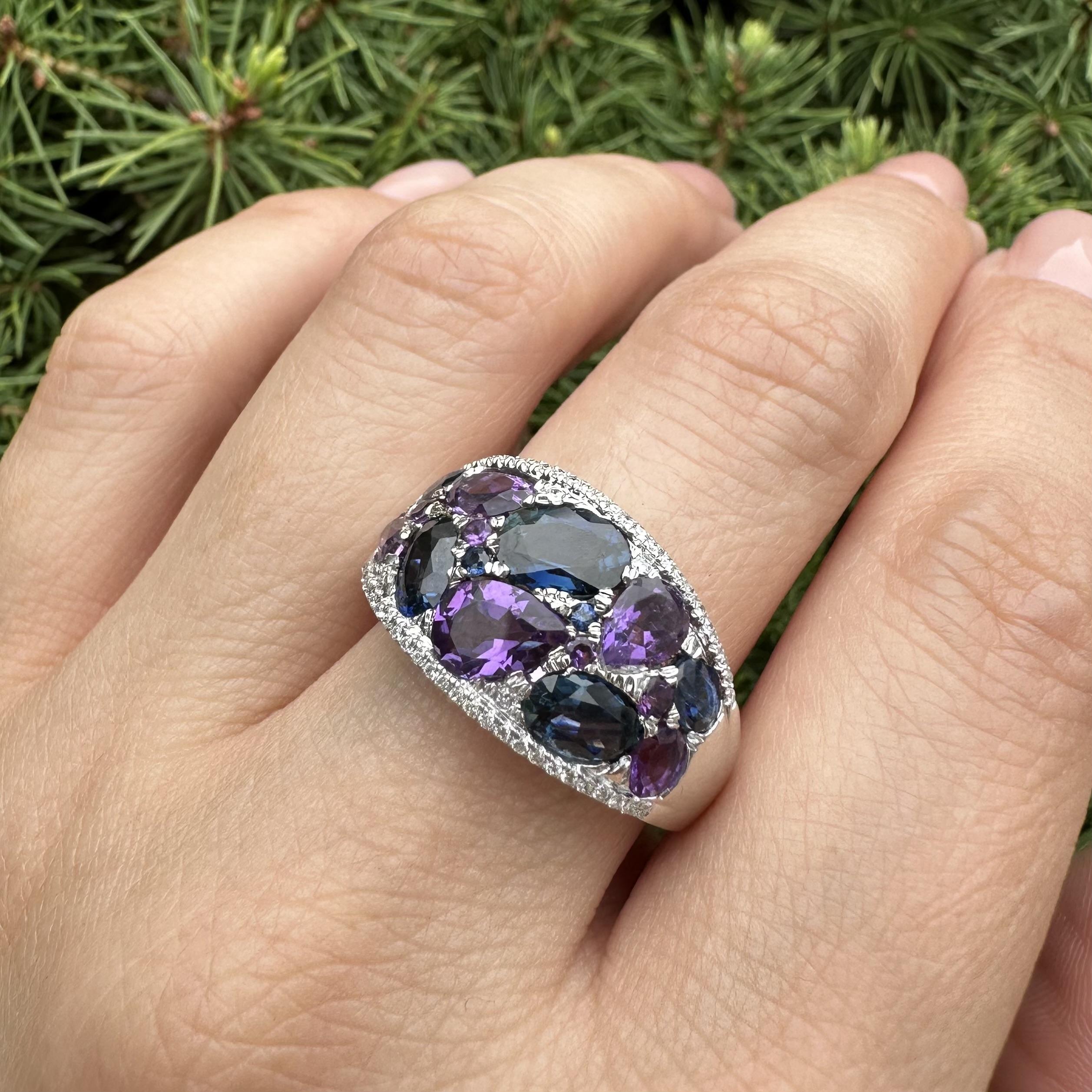 Anello in oro bianco con ametista, zaffiro e diamante da 3,34 carati, con disegno a mosaico largo in vendita 6