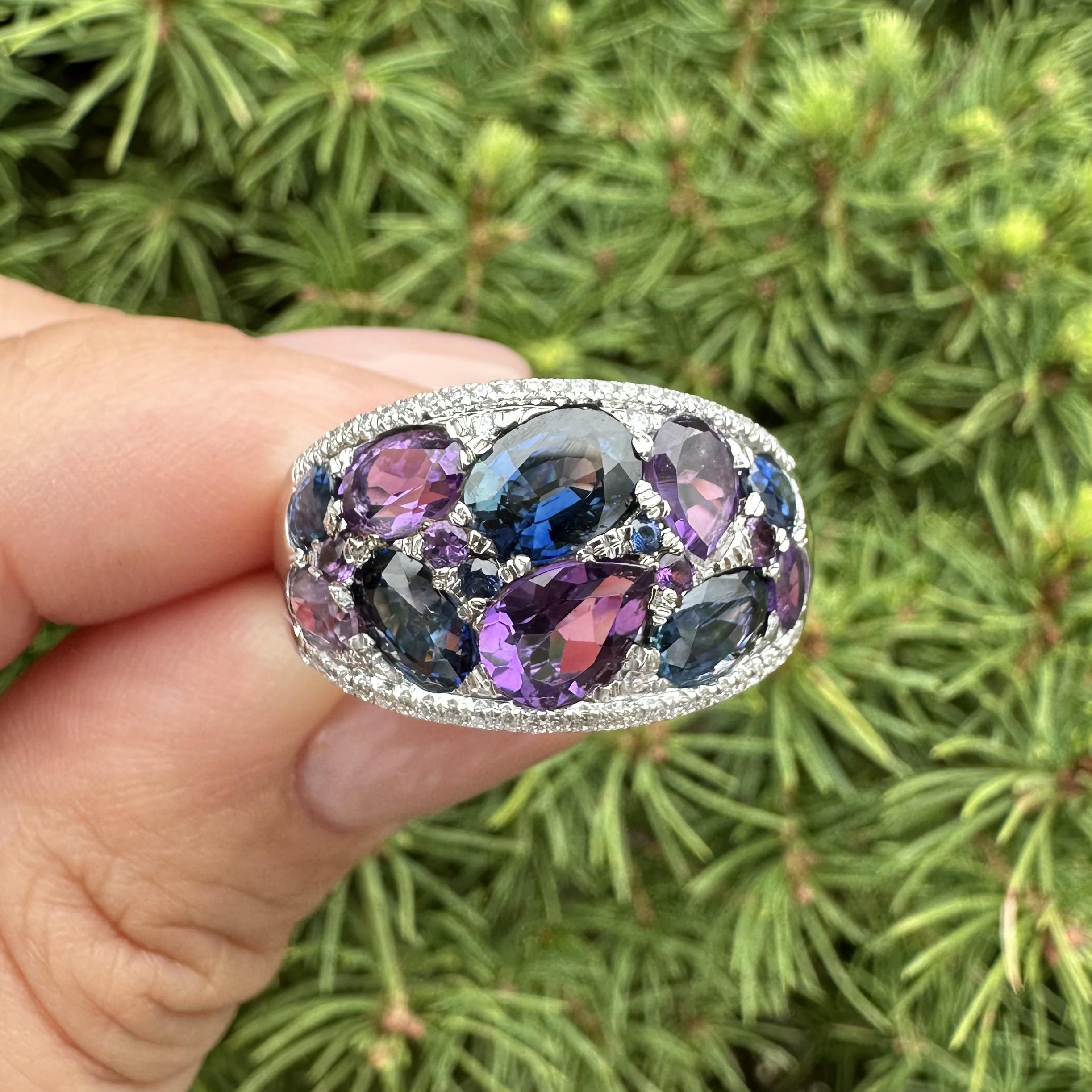 Anello in oro bianco con ametista, zaffiro e diamante da 3,34 carati, con disegno a mosaico largo in vendita 7
