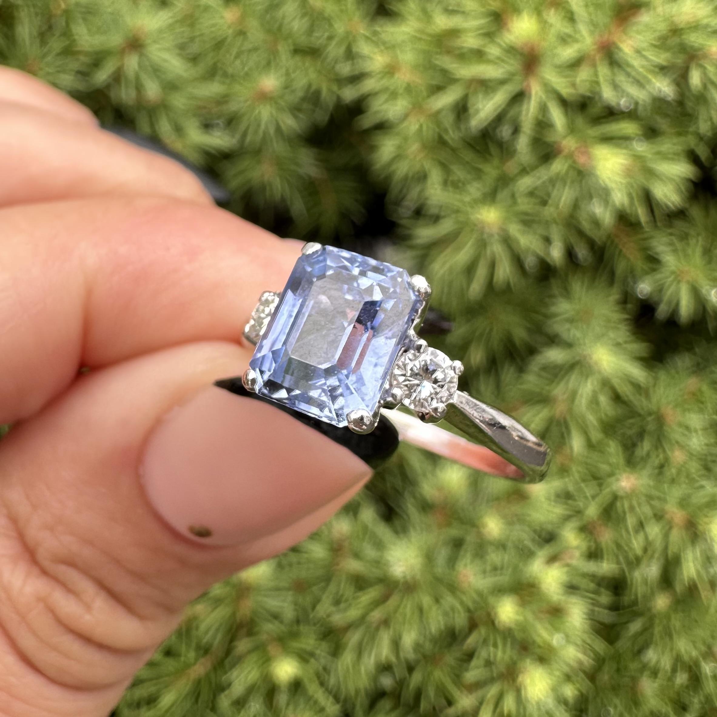 White Gold 3.44ctw GIA Emerald Cut Color Change Ceylon Sapphire Diamond Ring en venta 13