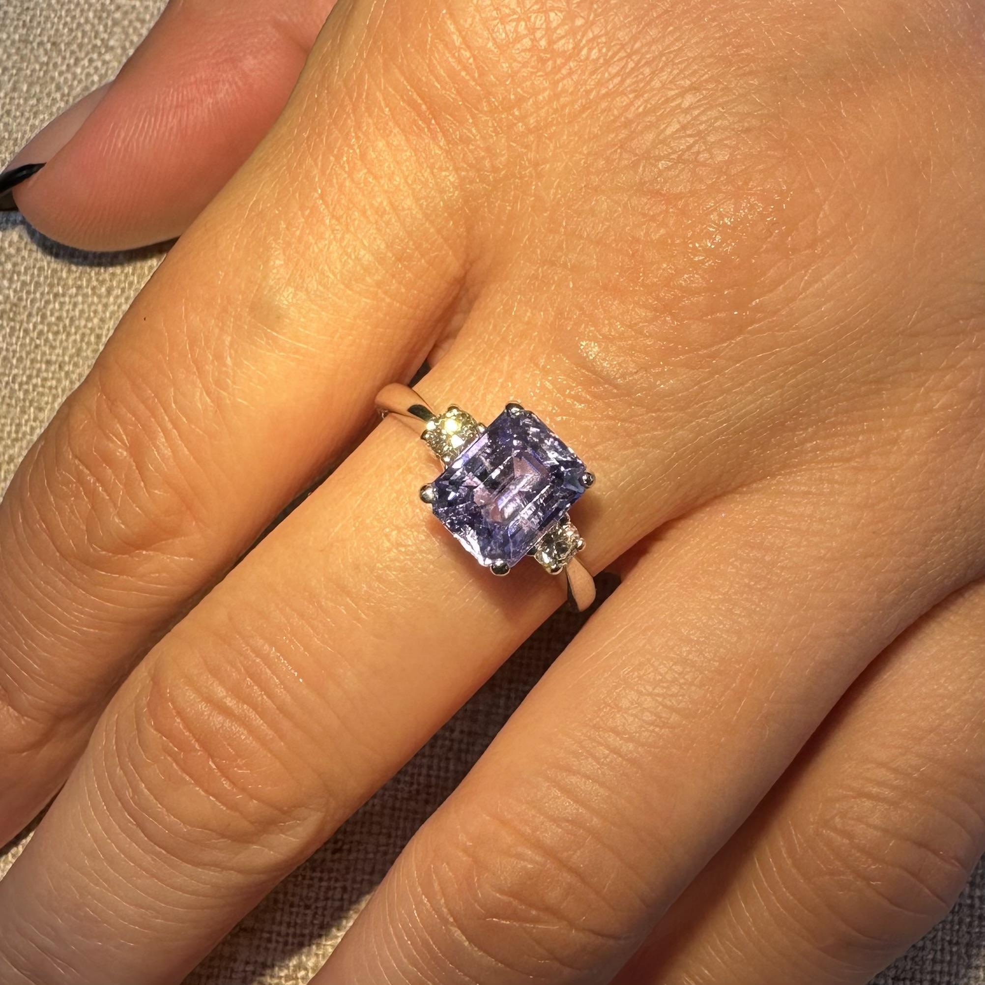 White Gold 3.44ctw GIA Emerald Cut Color Change Ceylon Sapphire Diamond Ring en venta 15