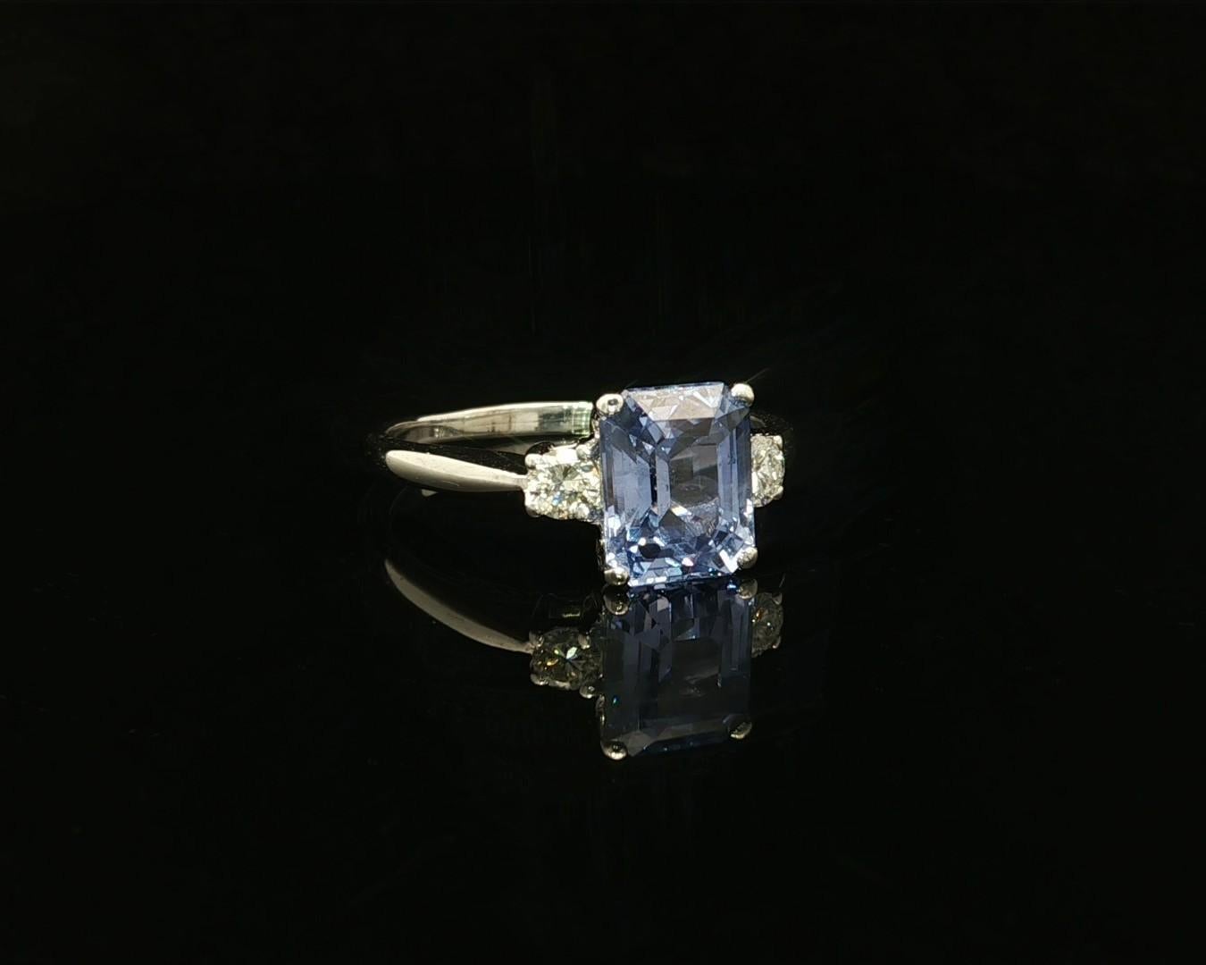 White Gold 3.44ctw GIA Emerald Cut Color Change Ceylon Sapphire Diamond Ring Corte esmeralda en venta
