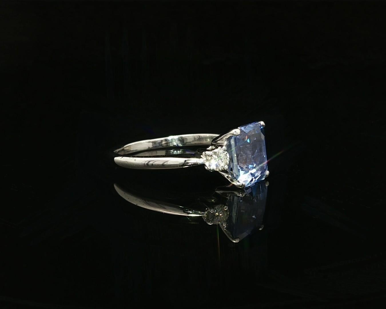 White Gold 3.44ctw GIA Emerald Cut Color Change Ceylon Sapphire Diamond Ring en venta 1