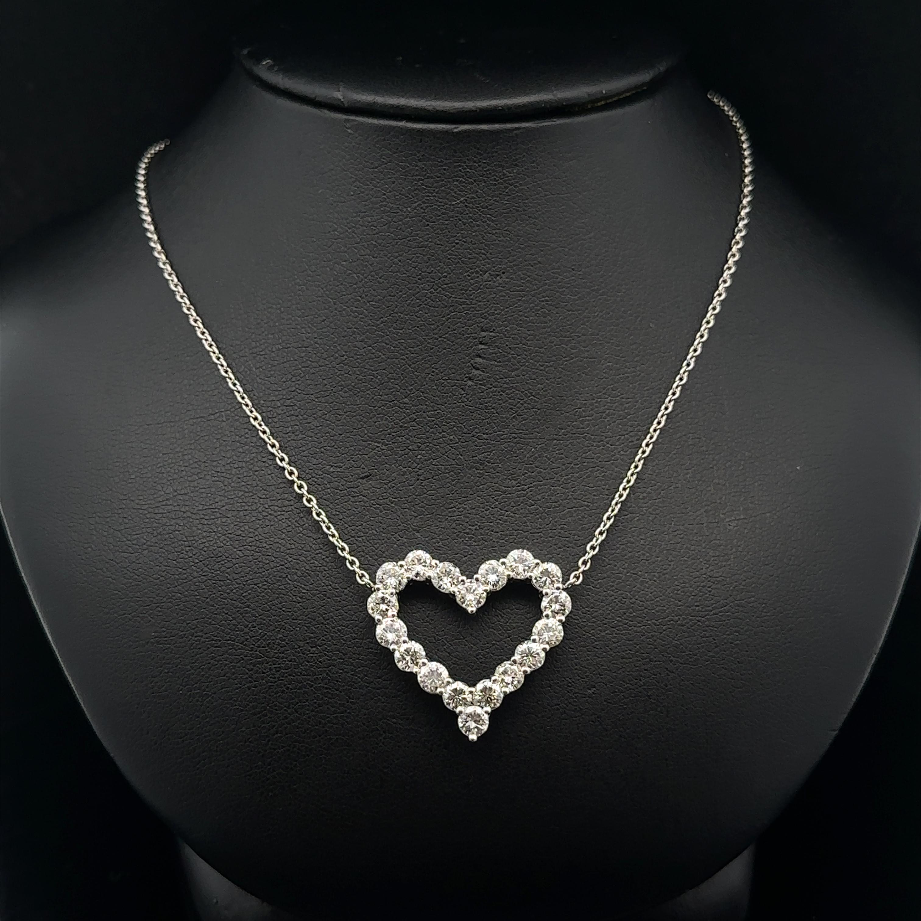Collier à chaîne de 18 pouces en or blanc avec pendentif cœur en forme de grand diamant rond et ardent de 3 ctw en vente 5