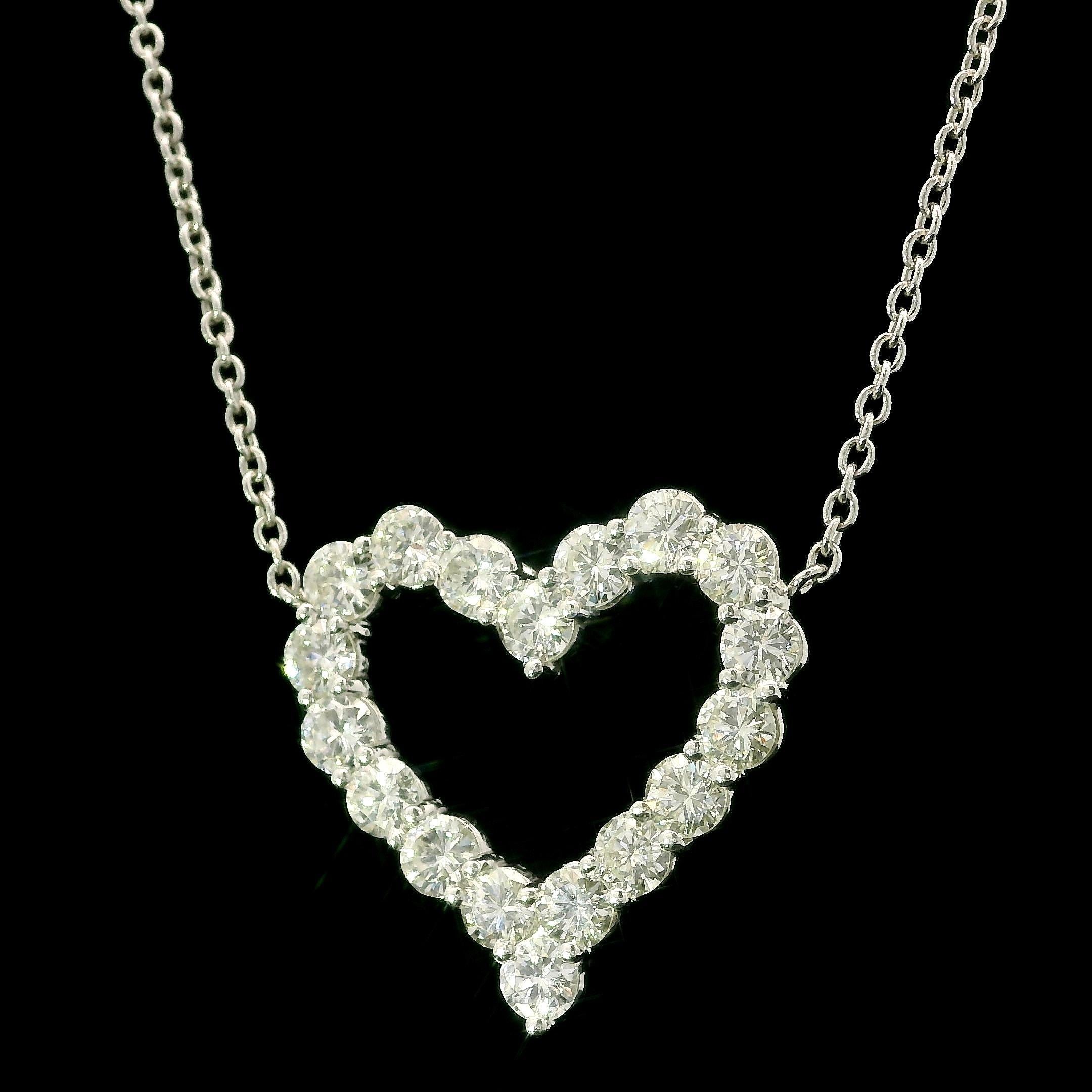 Taille brillant Collier à chaîne de 18 pouces en or blanc avec pendentif cœur en forme de grand diamant rond et ardent de 3 ctw en vente