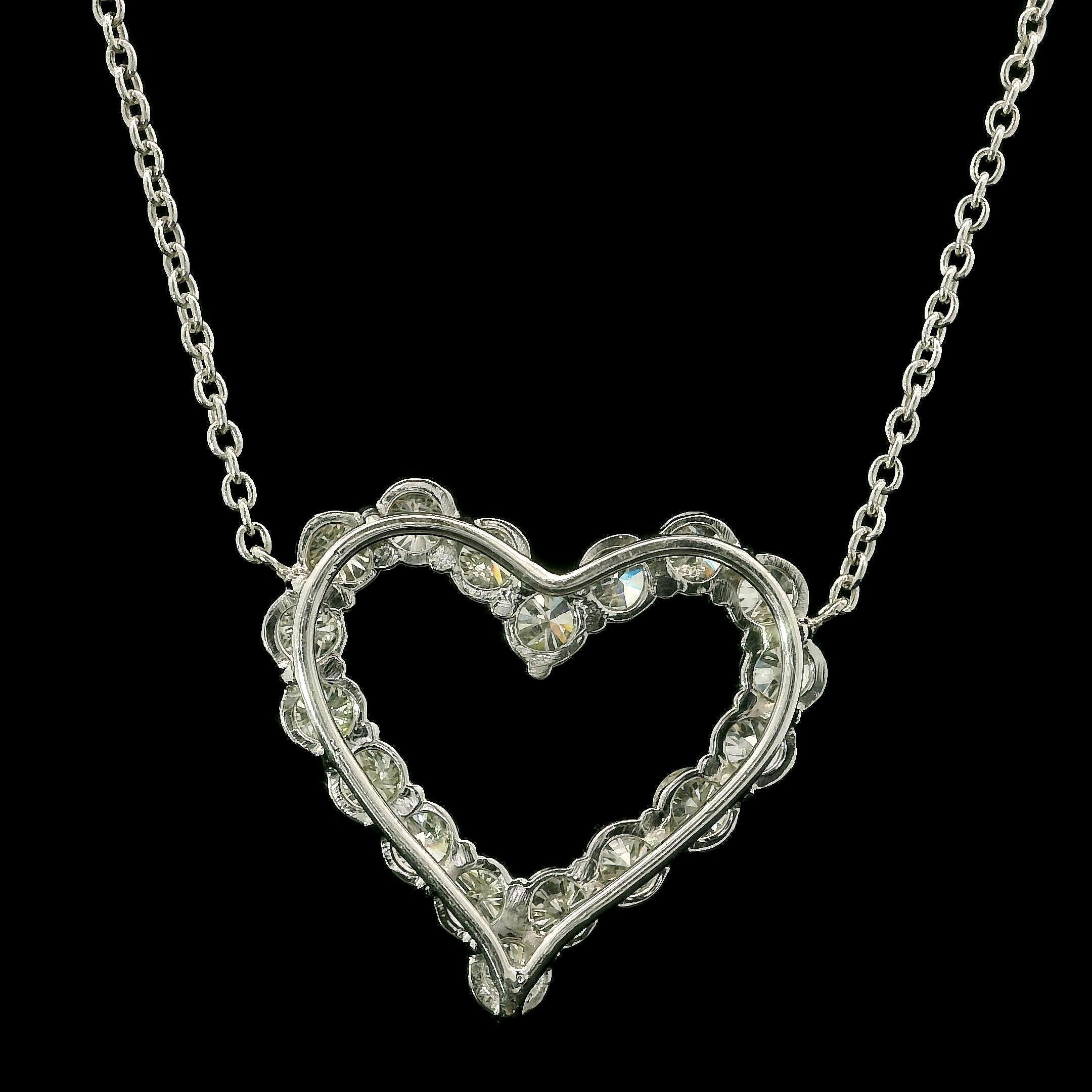 Collier à chaîne de 18 pouces en or blanc avec pendentif cœur en forme de grand diamant rond et ardent de 3 ctw Bon état - En vente à Montclair, NJ