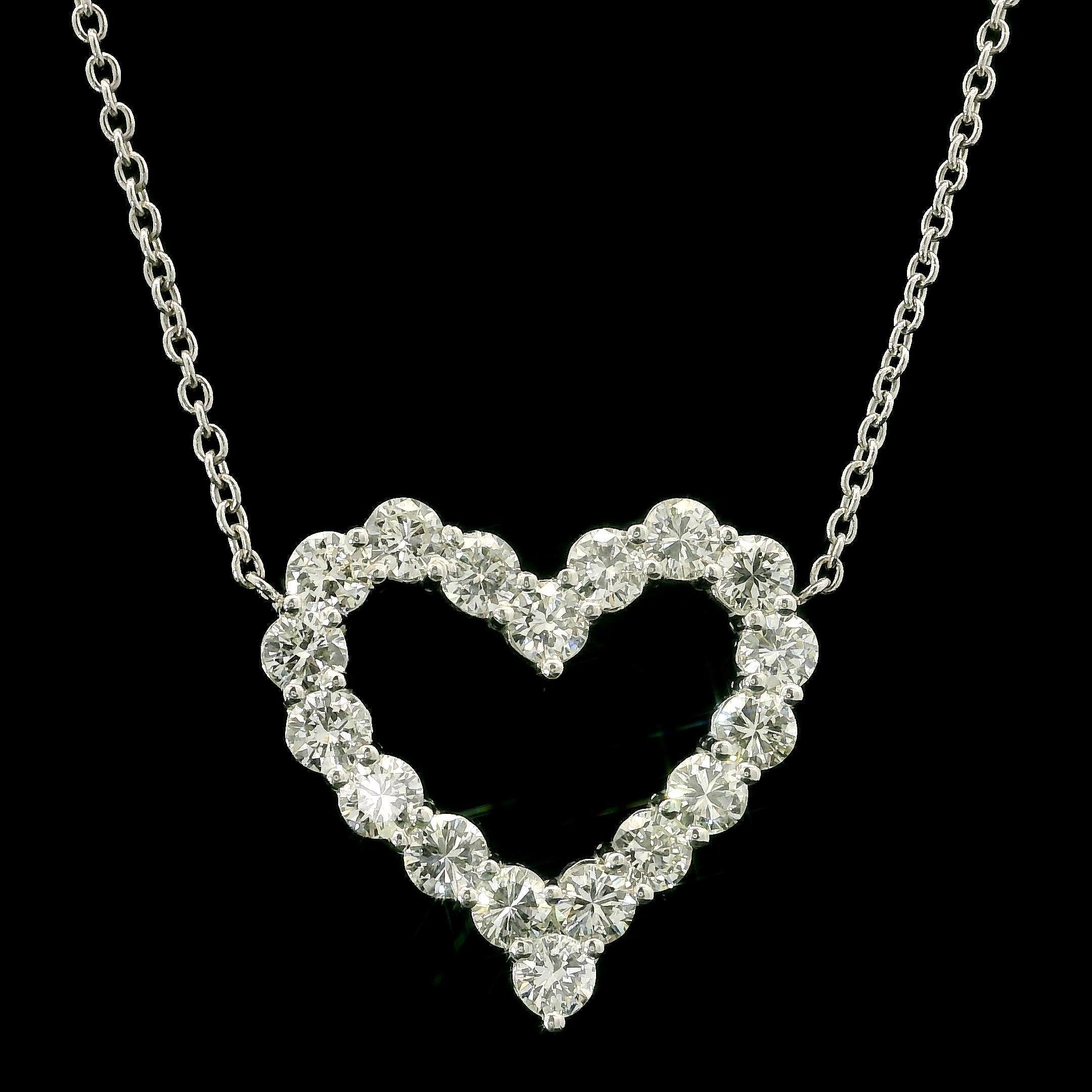 Collier à chaîne de 18 pouces en or blanc avec pendentif cœur en forme de grand diamant rond et ardent de 3 ctw en vente 1