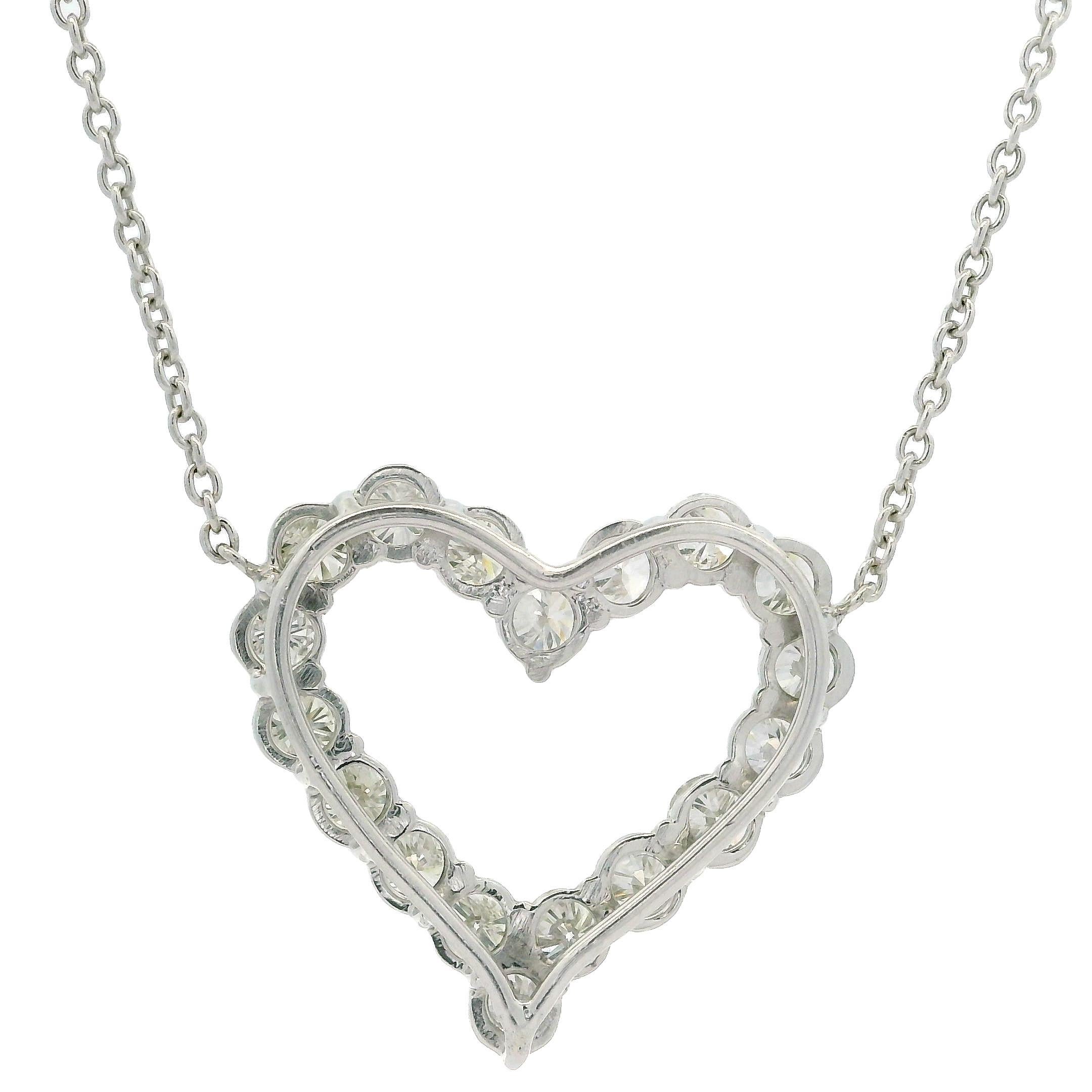Collier à chaîne de 18 pouces en or blanc avec pendentif cœur en forme de grand diamant rond et ardent de 3 ctw en vente 2