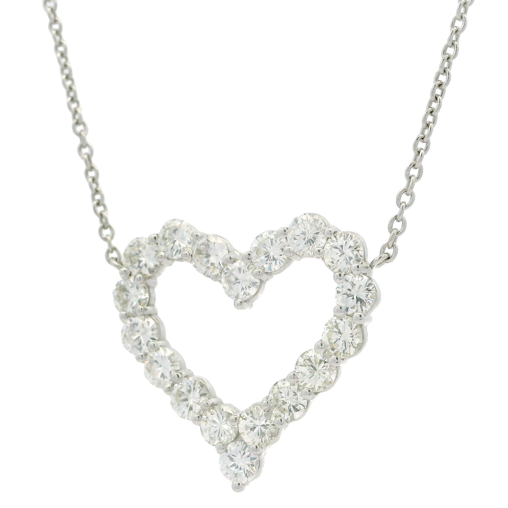 Collier à chaîne de 18 pouces en or blanc avec pendentif cœur en forme de grand diamant rond et ardent de 3 ctw en vente 3