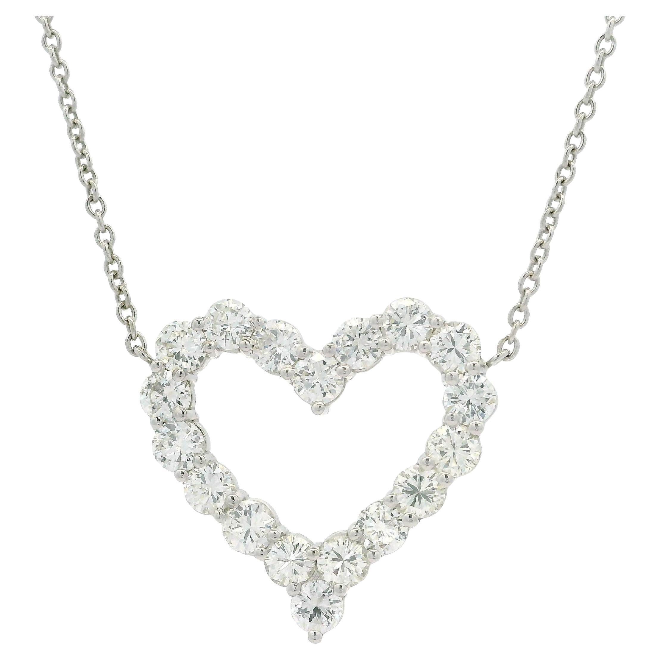 Collier à chaîne de 18 pouces en or blanc avec pendentif cœur en forme de grand diamant rond et ardent de 3 ctw en vente