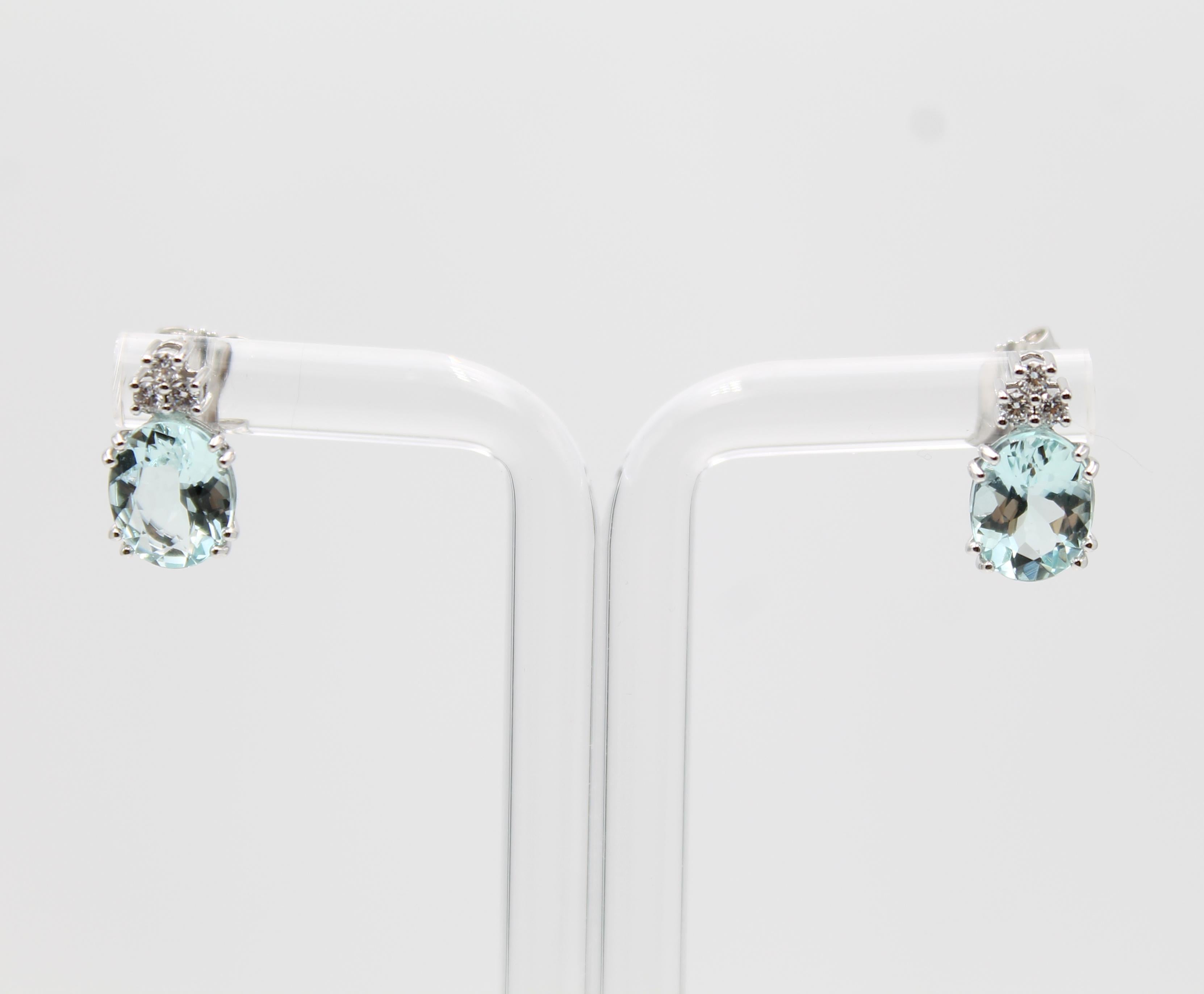 18kt white gold earrings with oval aquamarines topped with diamonds arranged in a triangle.
The earrings are handmade by Italian artisans, and contain:
- 2 aquamarines, faceted oval cut, size 8x6 mm, total carats 4.02
- 6 diamonds, brilliant cut,