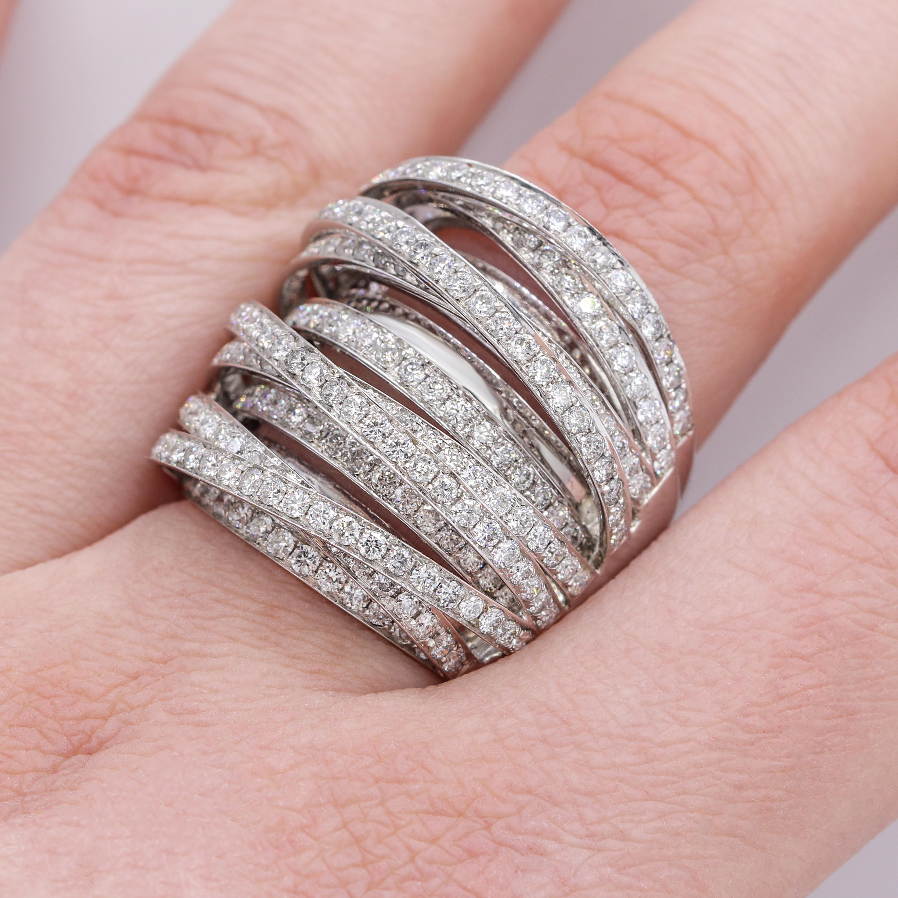 18K Weißgold Multi-Band-Ring
Crossover-Ring mit mehreren Bändern, durchgehend mit runden Diamanten besetzt, mit 4,50 Karat Diamanten 
Can auf jede Fingergröße angepasst werden 

Spezifikationen für Diamanten:
Farbe F/G, Reinheit SI 

Dieses Produkt