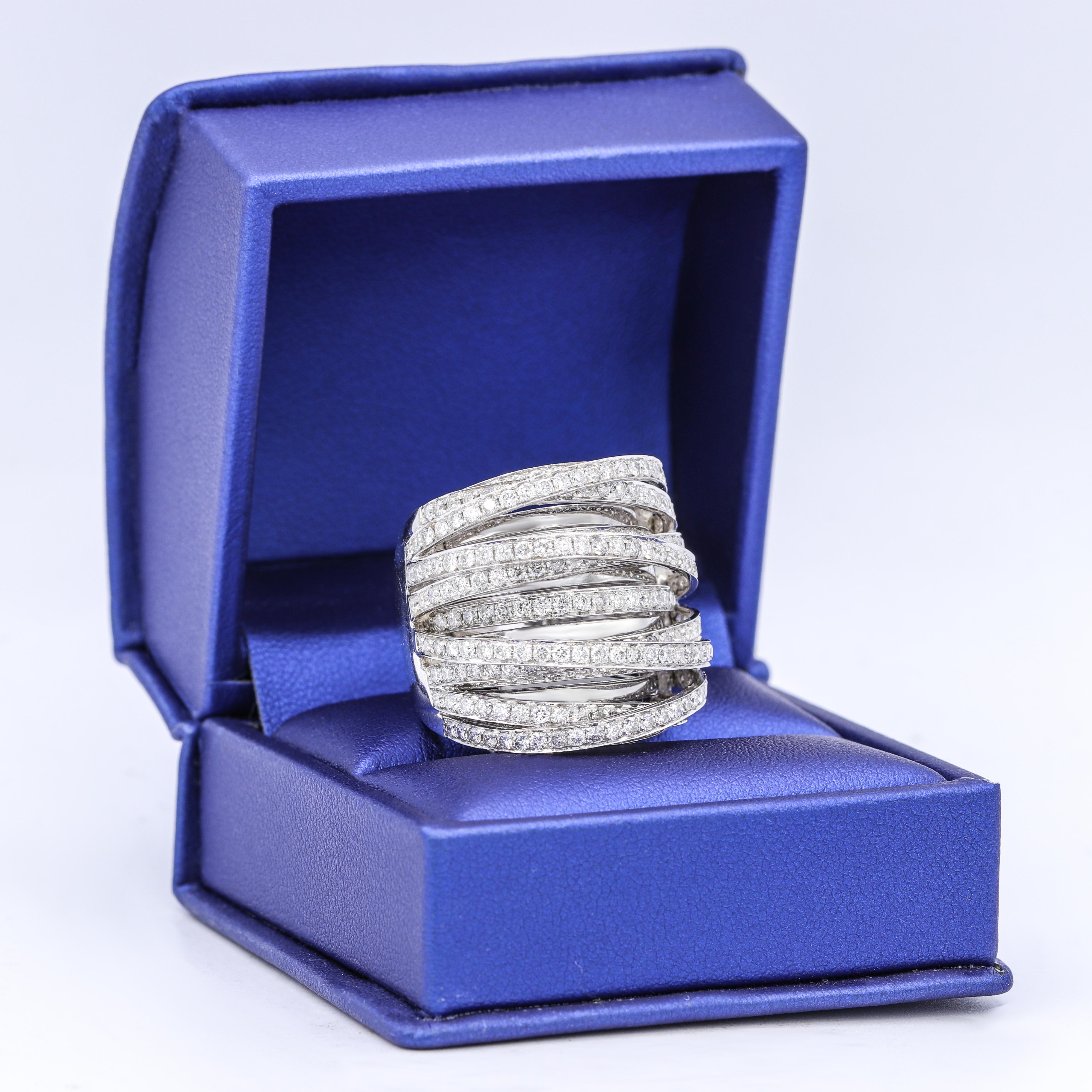 Mehrreihiger Ring aus Weißgold mit 4,50 Karat Diamanten (Rundschliff) im Angebot