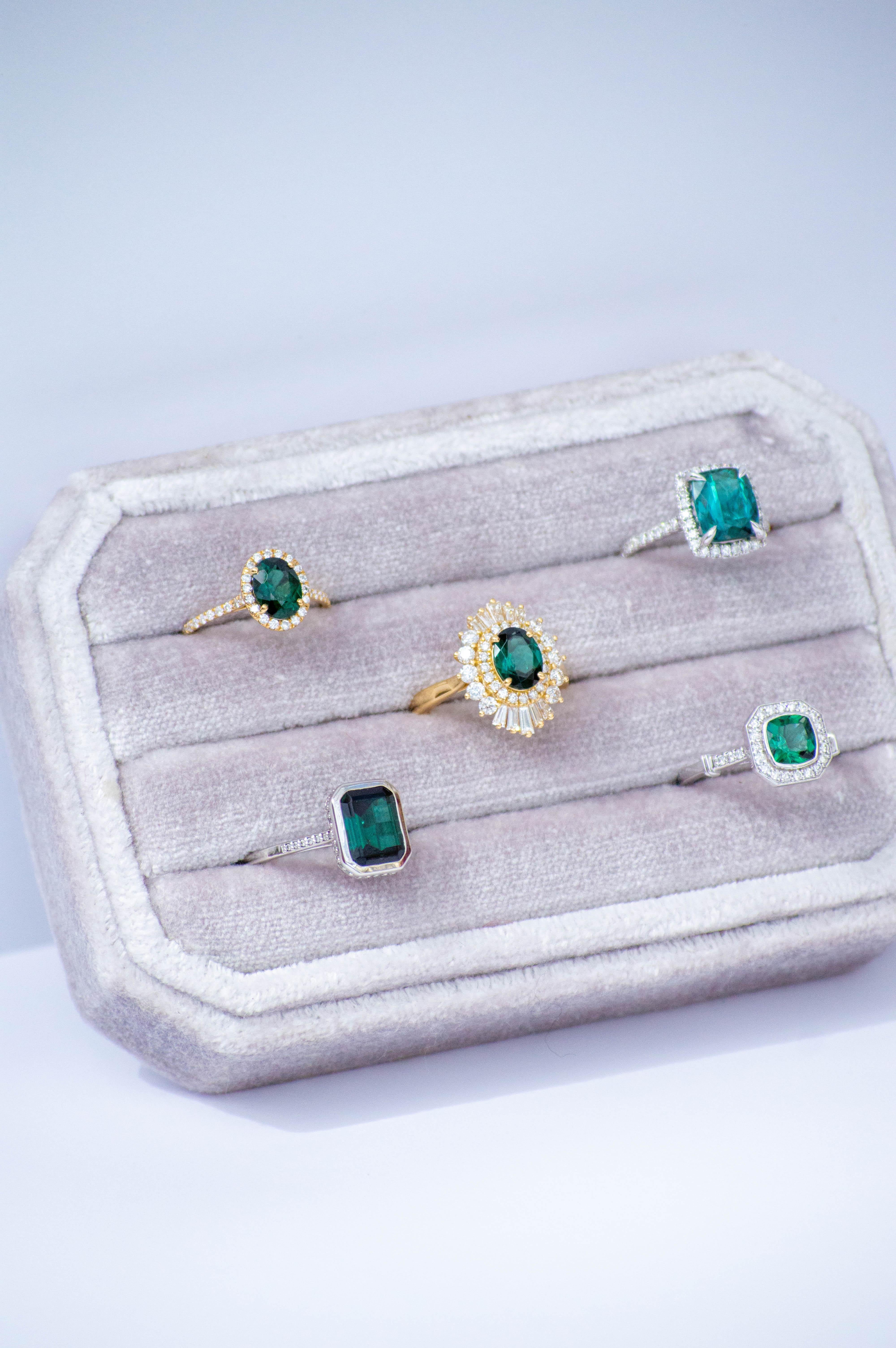 14 Karat Green Cushion Cut Tourmaline Diamond Halo Ring (bague de halo en tourmaline verte à taille coussin) en vente 7