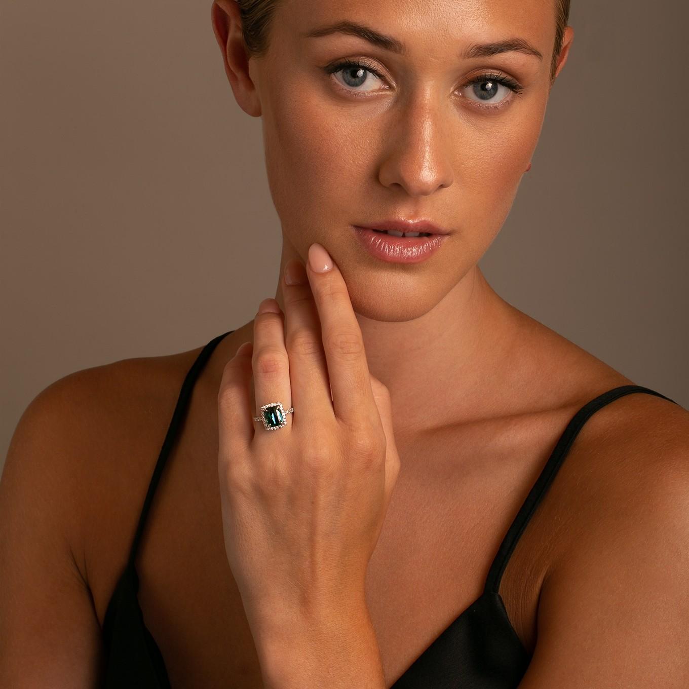 Contemporain 14 Karat Green Cushion Cut Tourmaline Diamond Halo Ring (bague de halo en tourmaline verte à taille coussin) en vente