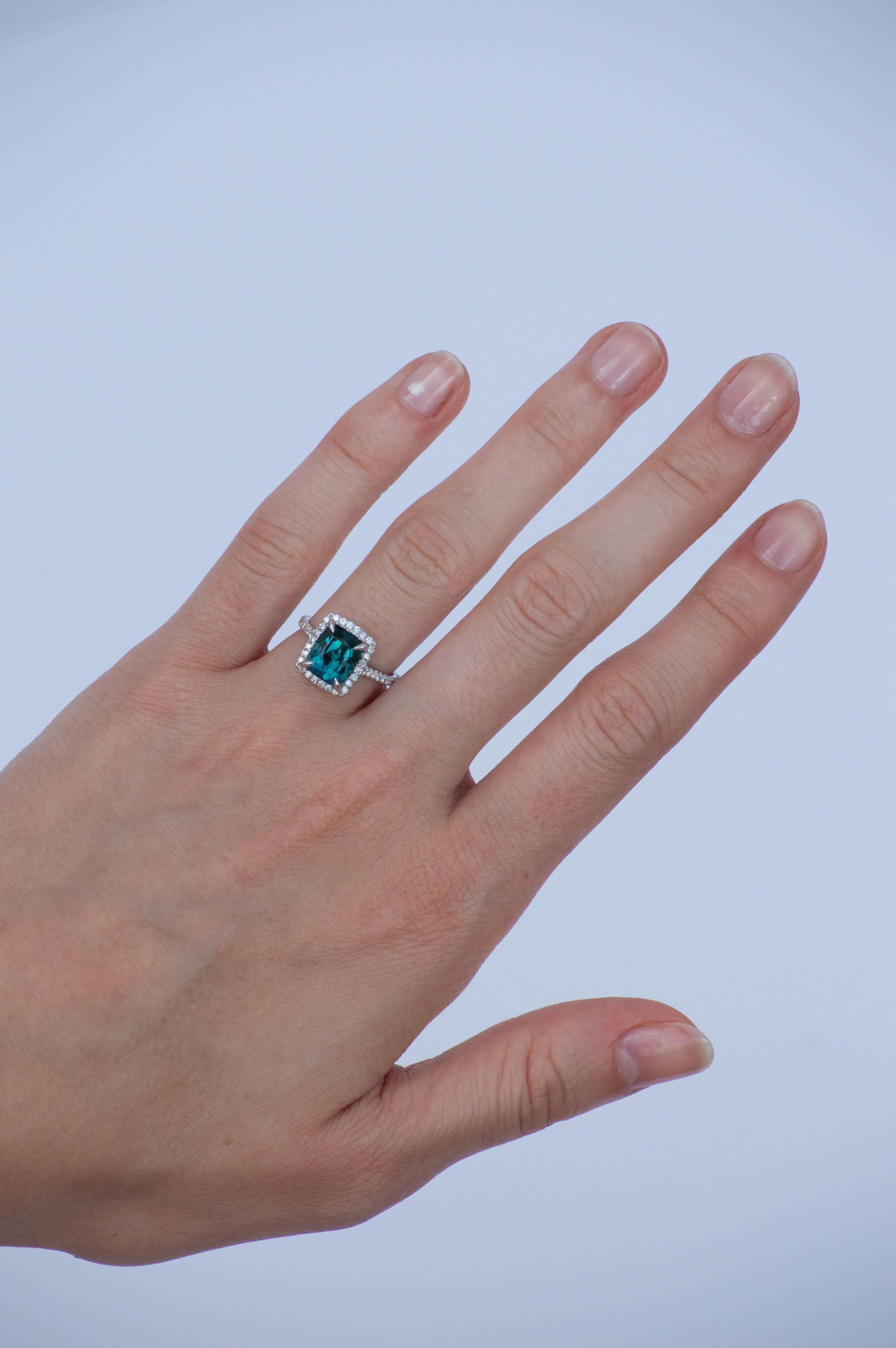 14 Karat Green Cushion Cut Tourmaline Diamond Halo Ring (bague de halo en tourmaline verte à taille coussin) Neuf - En vente à New York City, NY