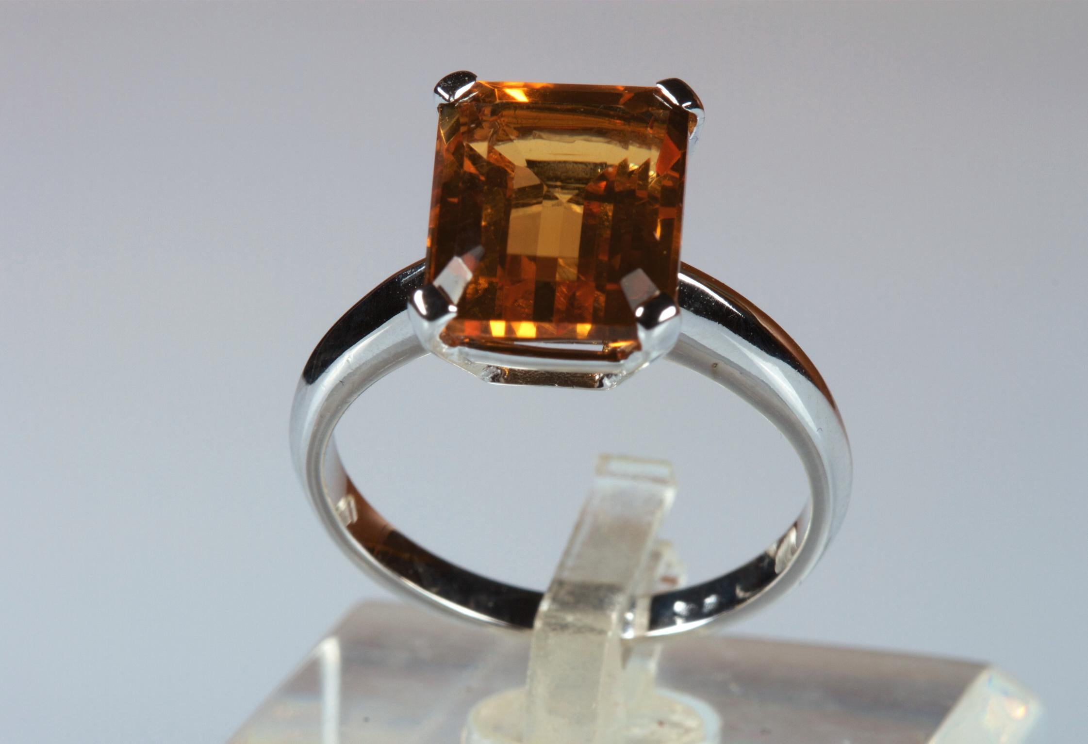 18 carat white gold ring with a 4.98 carat emerald cut citrine quartz.
The ring is handmade by an Italian craftsman.
Ring weight: 5.0 grams
Stone surface dimensions: 12 mm x 8 mm
Size: 16 mm (inner diameter of the ring)
free size variation

If not