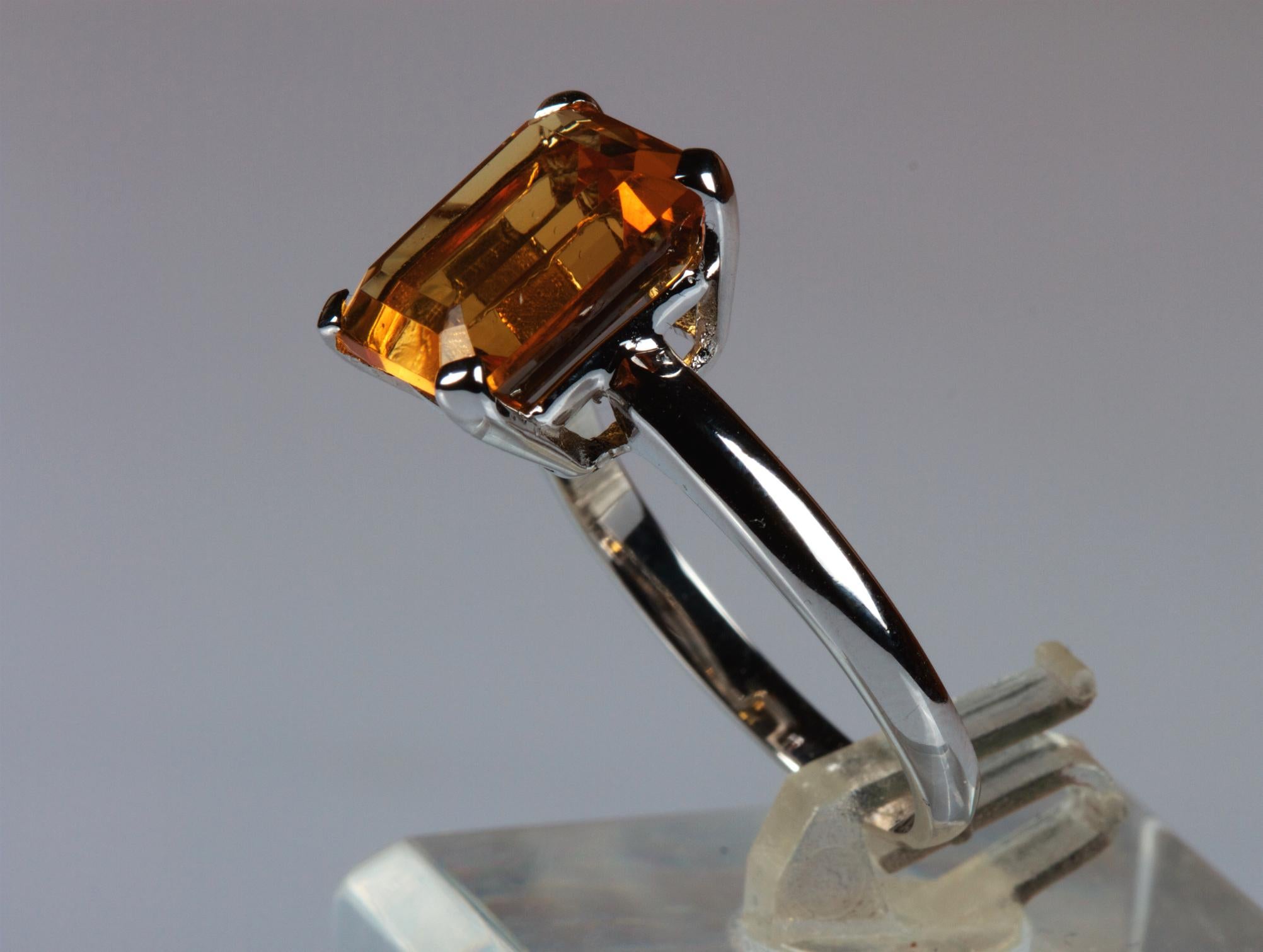 Modern White Gold 18k 4.98 Carat Emerald Cut Citrine Quartz Ring