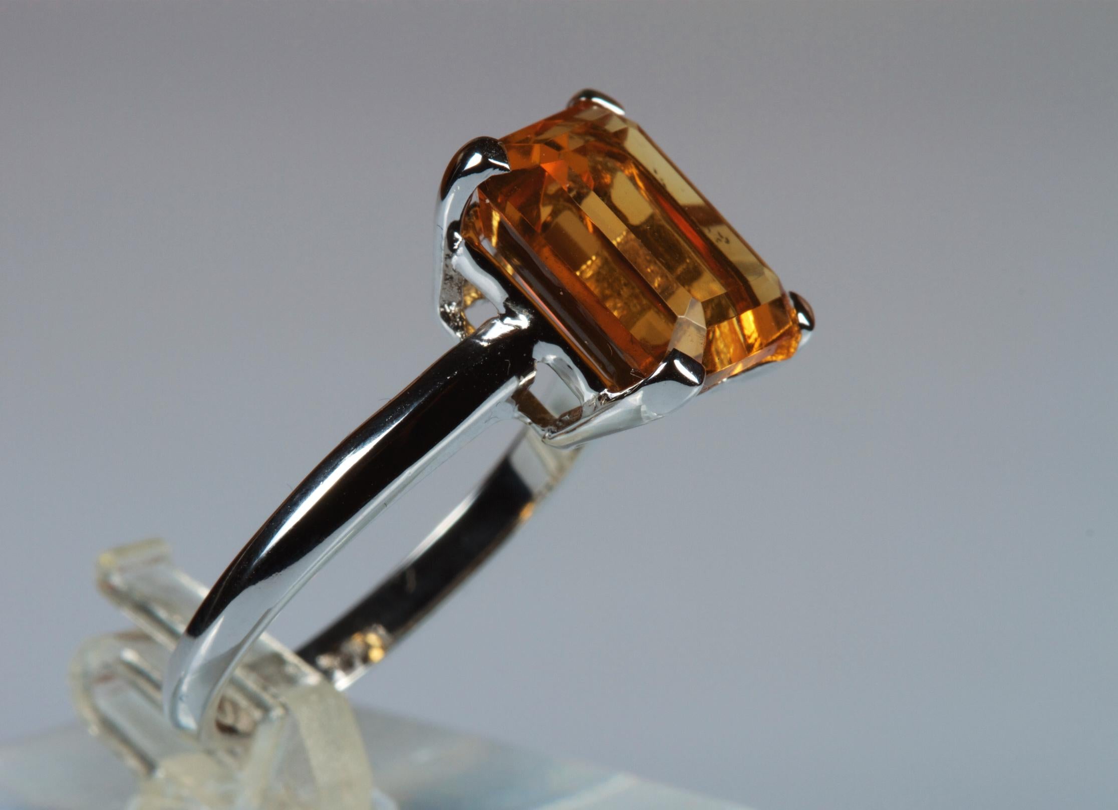 White Gold 18k 4.98 Carat Emerald Cut Citrine Quartz Ring In New Condition In Rome, IT