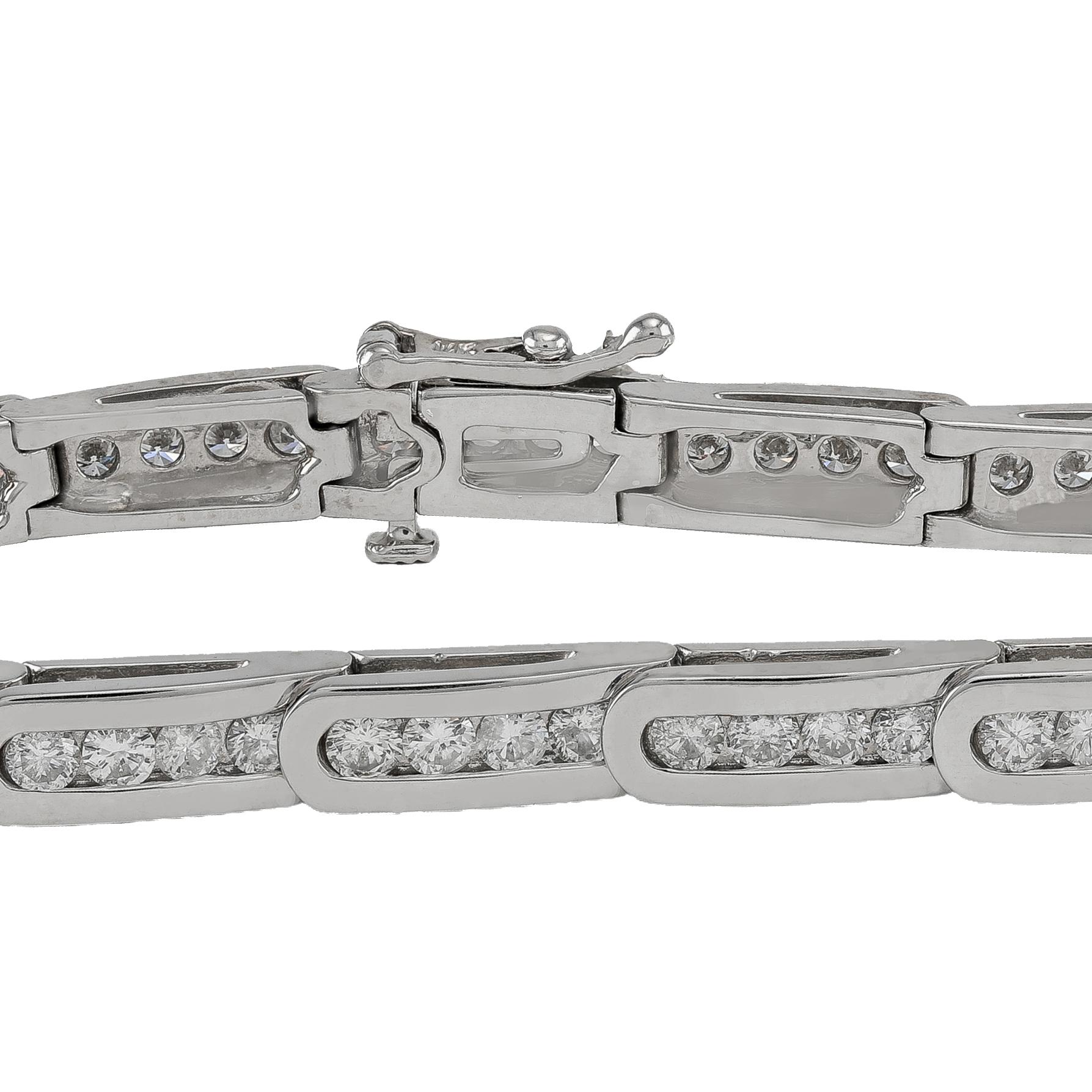 White Gold 5.0 Carat Diamond Designed Tennis Bracelet
High quality diamond tennis bracelet. An elegant yet simple design that shows only the large diamonds. Made from 14k white gold this bracelet is high polish similar to a mirror. The diamonds are