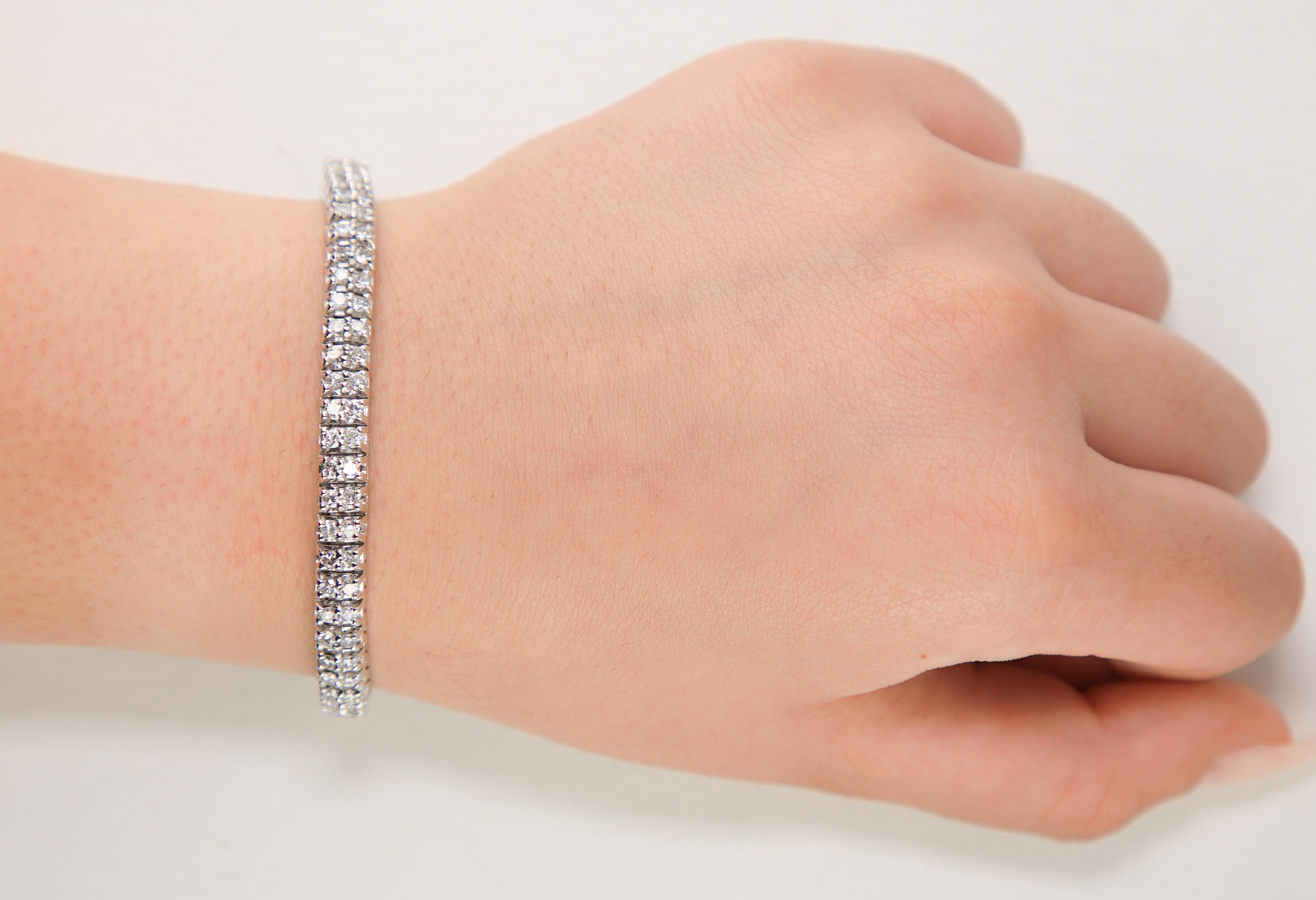 Bracciale tennis a due file con diamanti in oro bianco da 5,0 carati
Un bracciale da tennis a due file molto bello e immacolato. Questo bracciale ha sicuramente un tocco di classe. Il bracciale tennis è impreziosito da 5,0 carati di diamanti rotondi
