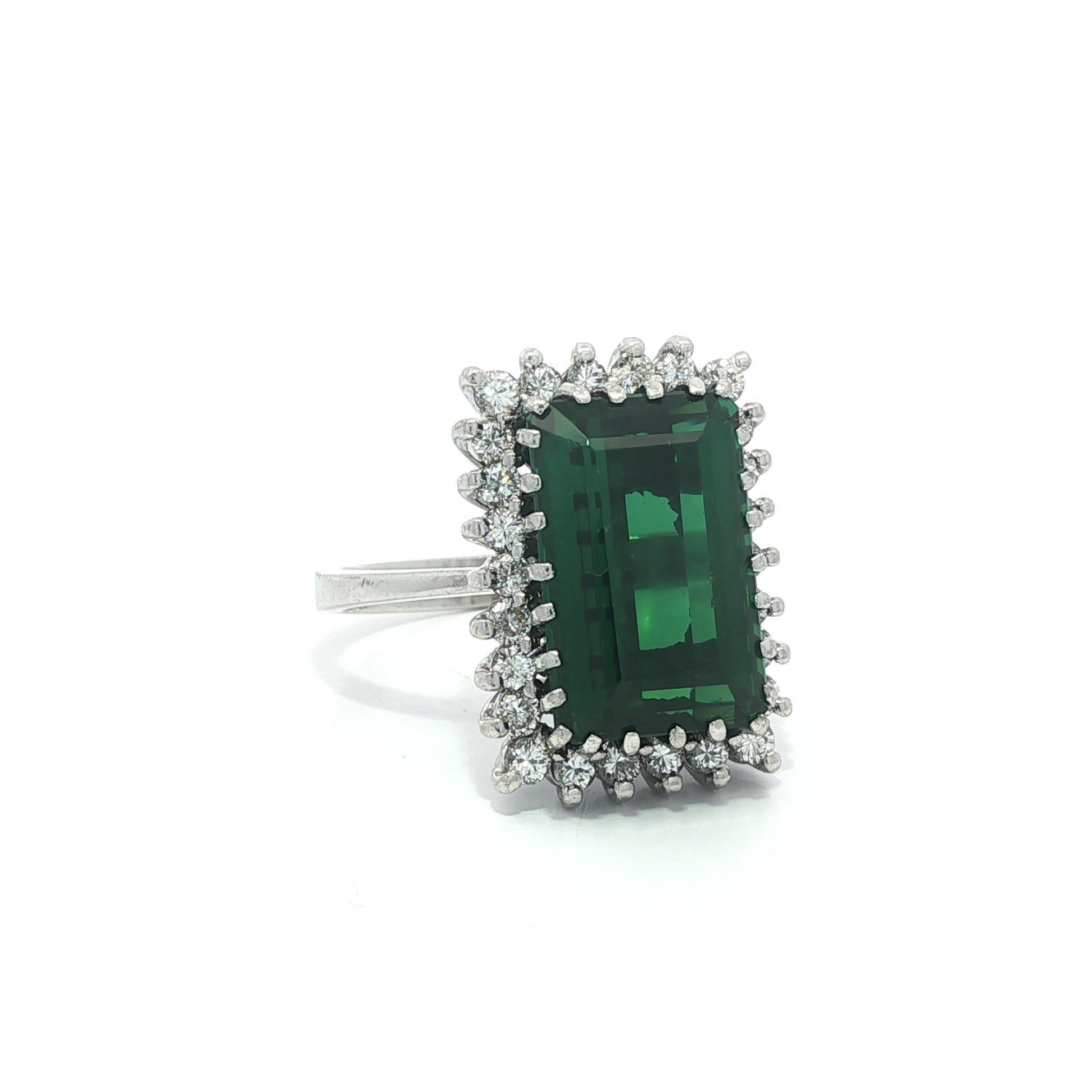 --Pierre(s) :...
(1) Tourmaline véritable naturelle - taille rectangulaire - sertie - couleur vert vif - 13.75x8.75mm - 6.50ct (approx.)
(26) Diamants naturels authentiques - taille ronde brillante - sertis - beaux diamants blancs brillants -