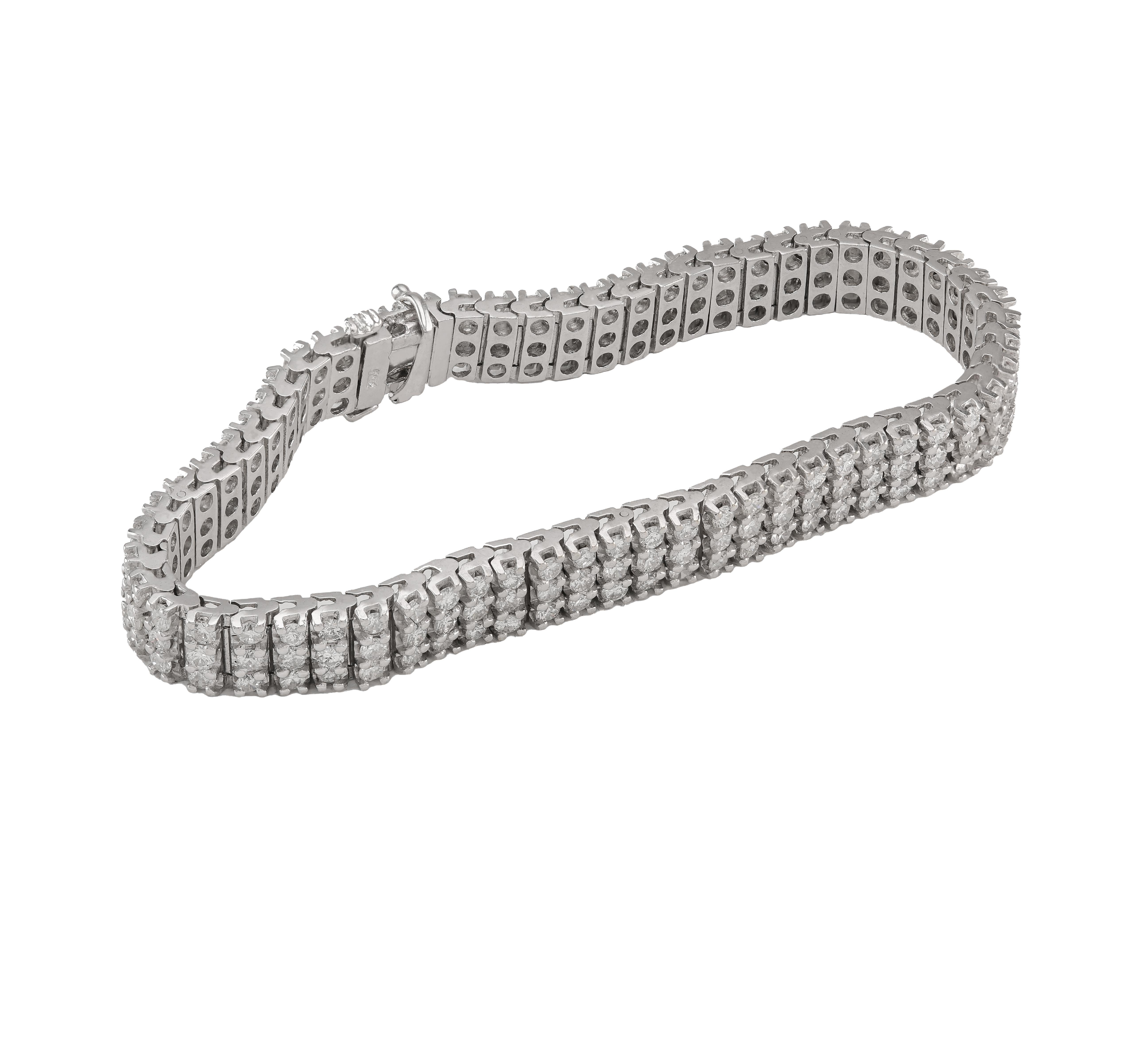 Pulsera de oro blanco con tres filas de diamantes de 7,50 quilates. 
Una pulsera de tenis de tres filas muy fina e inmaculada. Esta pulsera tiene sin duda un toque de clase. La pulsera de tenis está engastada con 7,50 quilates de diamantes redondos