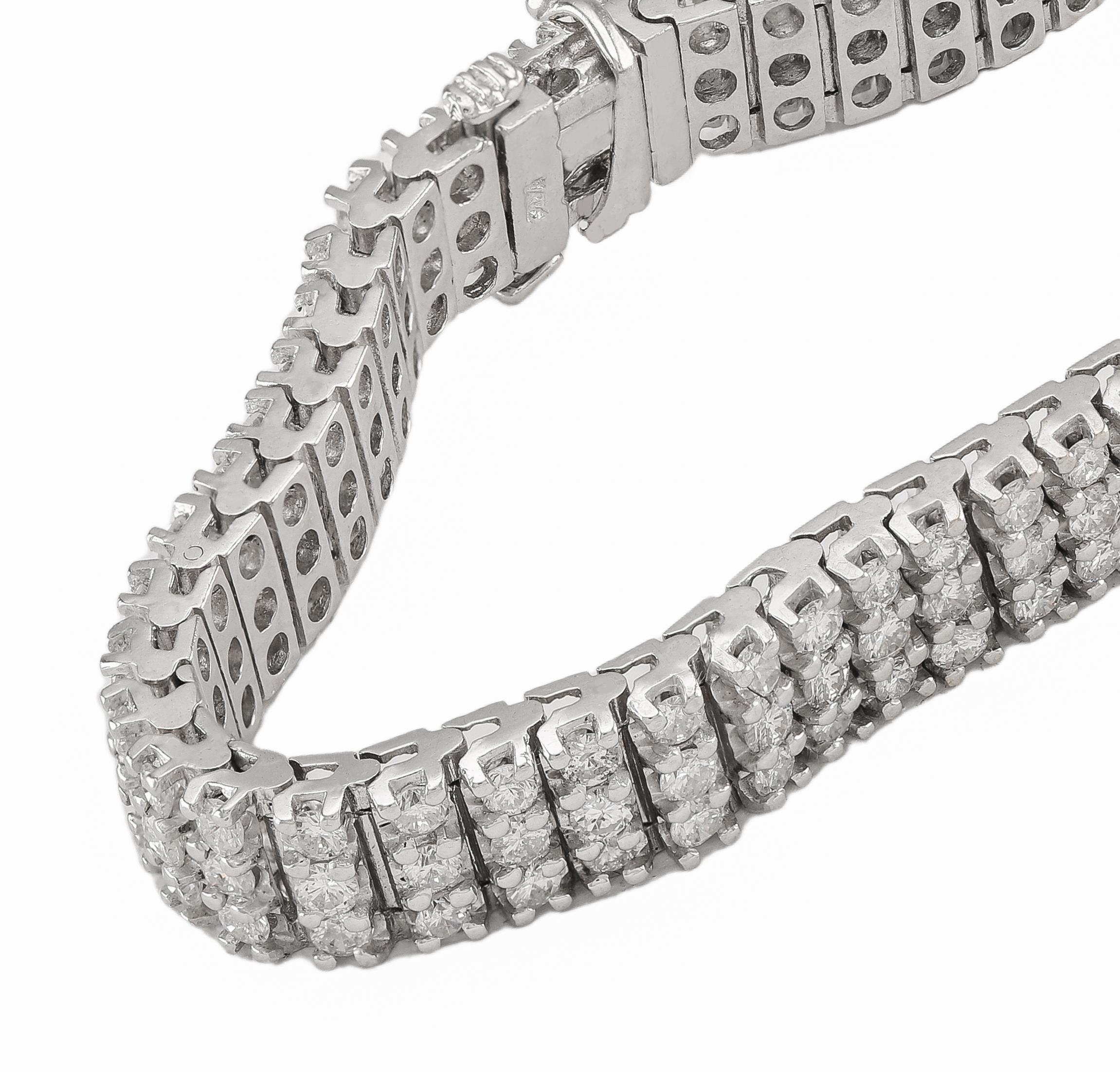 Pulsera de oro blanco con tres filas de diamantes de 7,50 quilates Moderno en venta