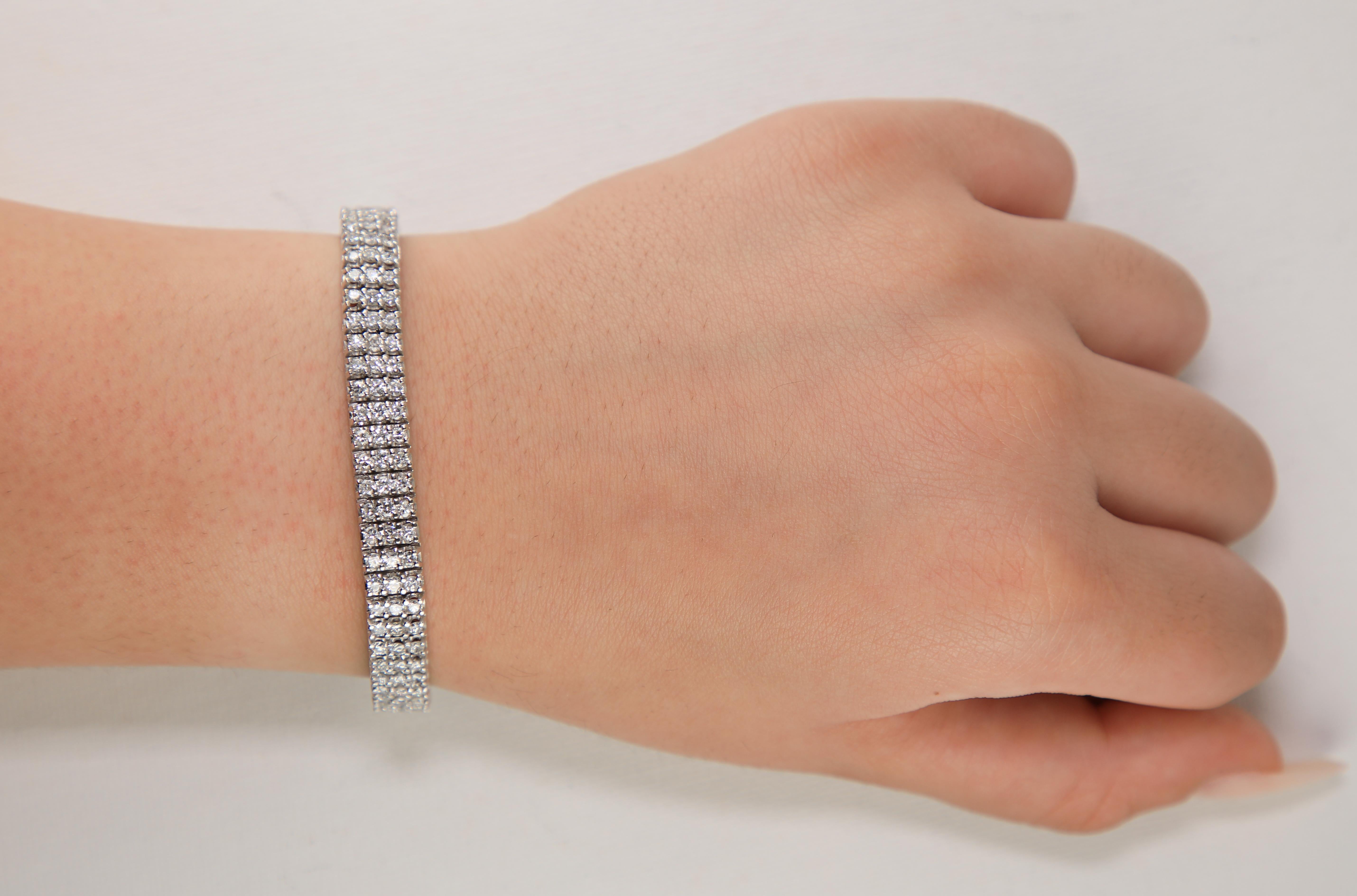 Pulsera de oro blanco con tres filas de diamantes de 7,50 quilates en Nuevo estado para la venta en Great Neck, NY