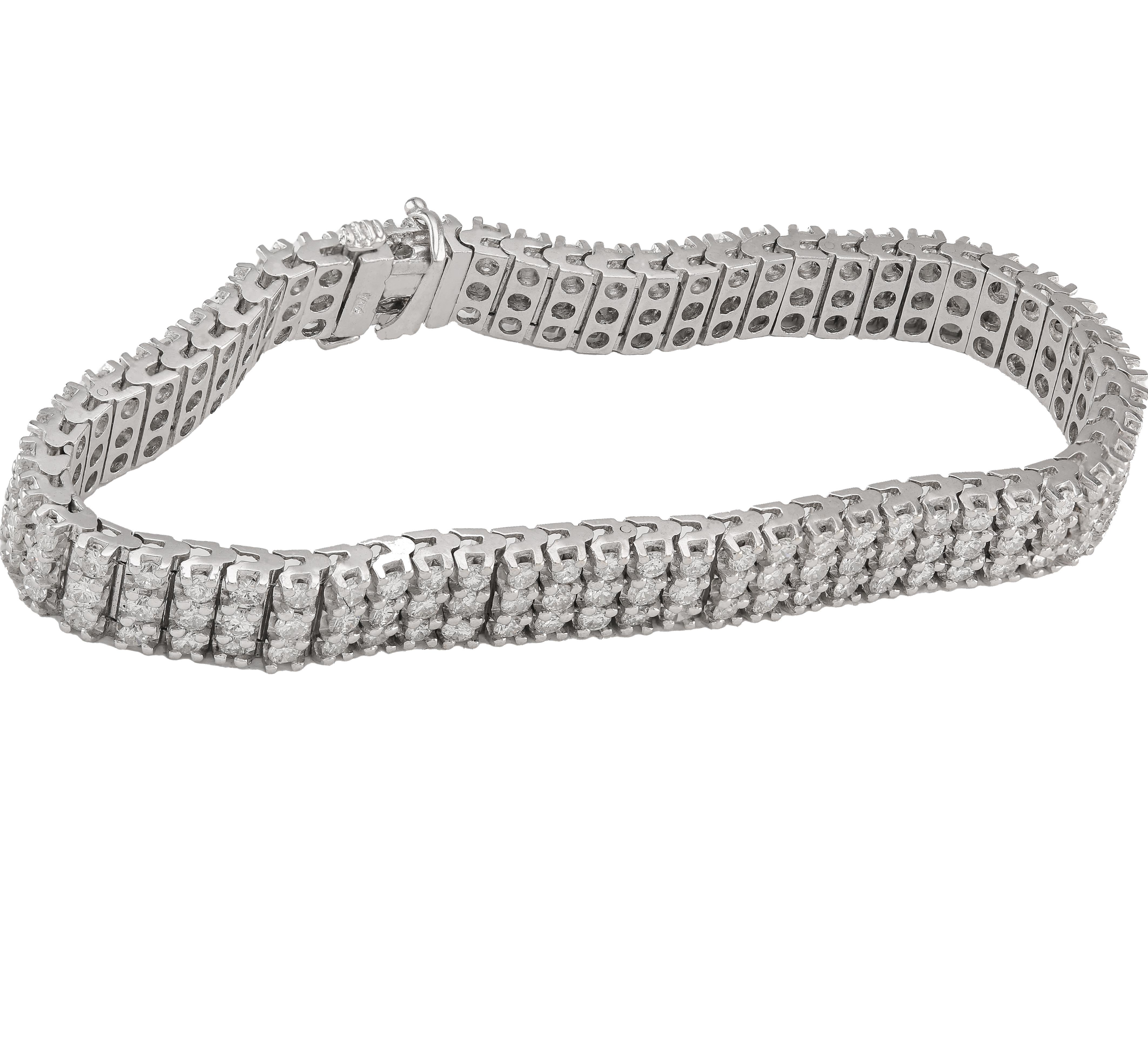Femenino o masculino Pulsera de oro blanco con tres filas de diamantes de 7,50 quilates en venta