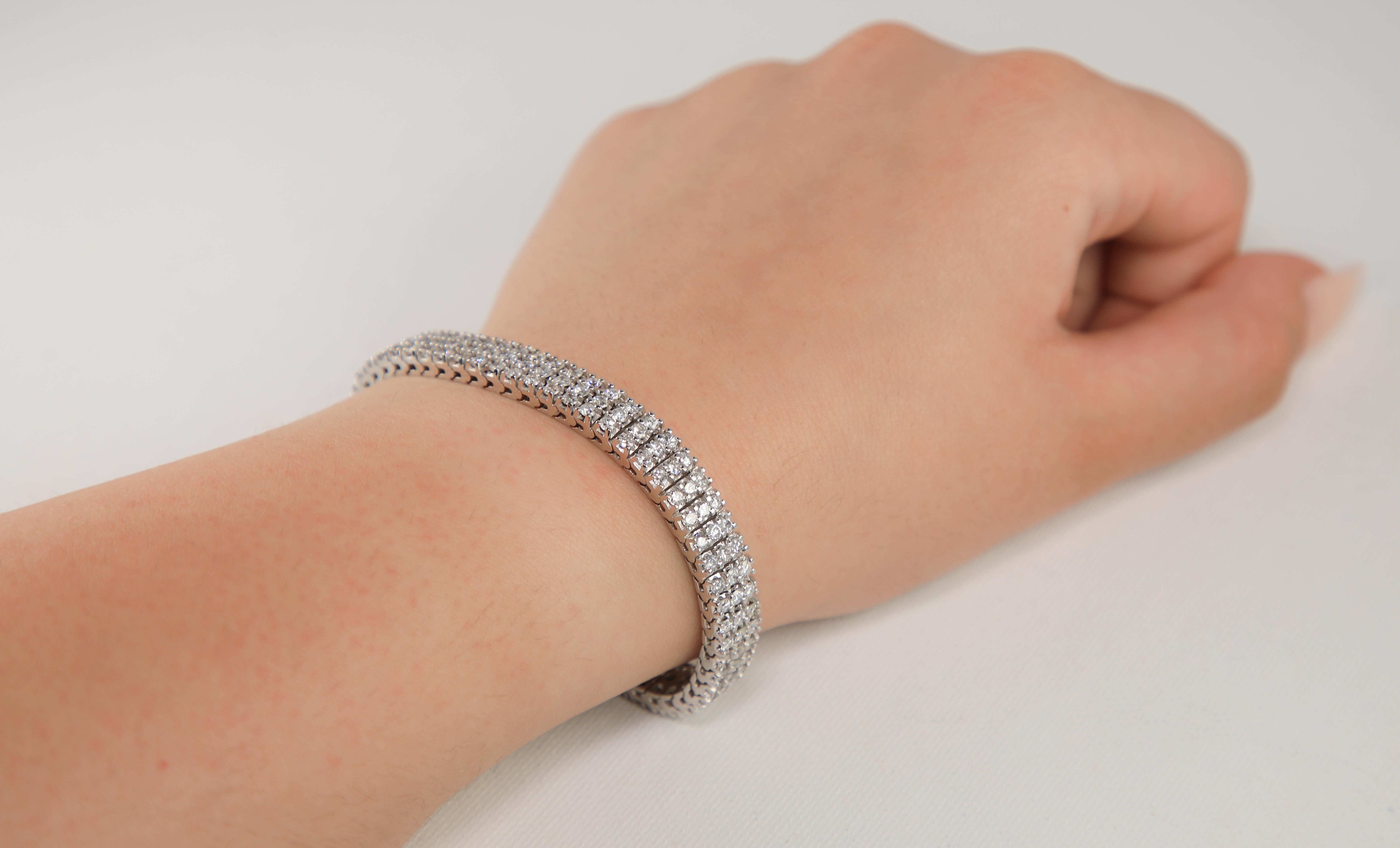 Pulsera de oro blanco con tres filas de diamantes de 7,50 quilates en venta 1