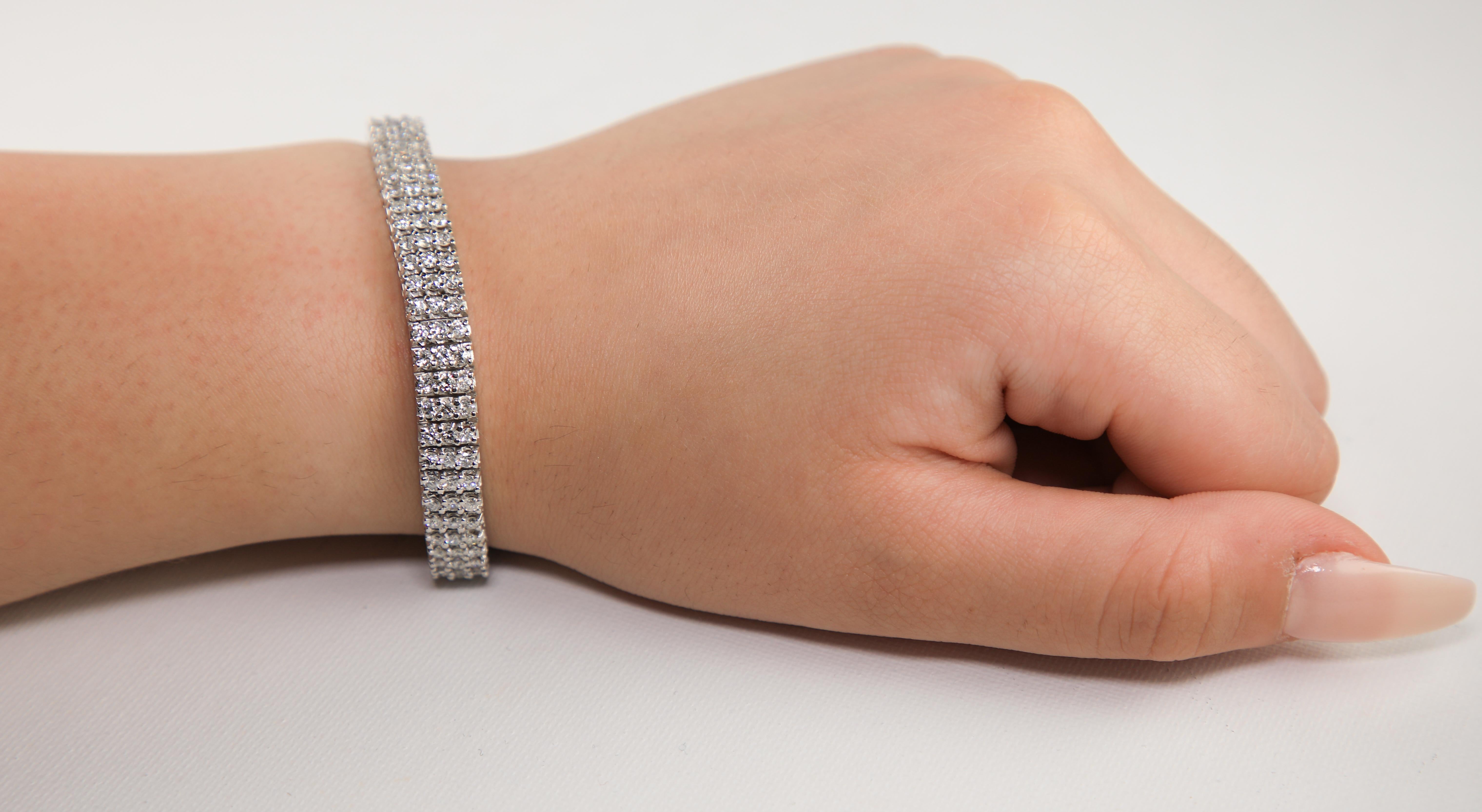 Pulsera de oro blanco con tres filas de diamantes de 7,50 quilates en venta 2