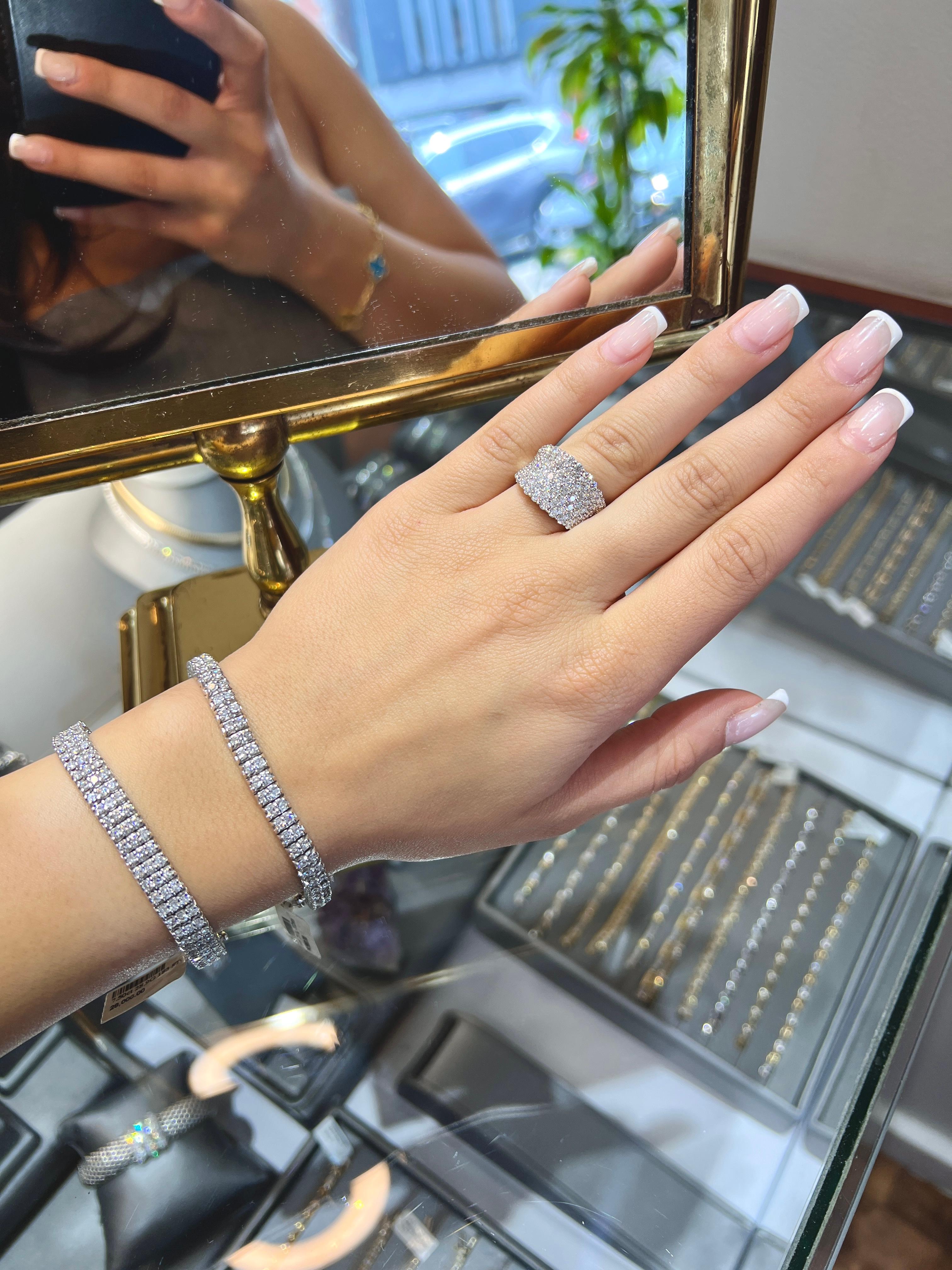 Exhalant une sophistication intemporelle et un savoir-faire raffiné, cet exceptionnel bracelet de tennis à trois rangs en or blanc est une célébration radieuse de la brillance des diamants et de l'excellence du design.Serti à la main de 7,50 carats