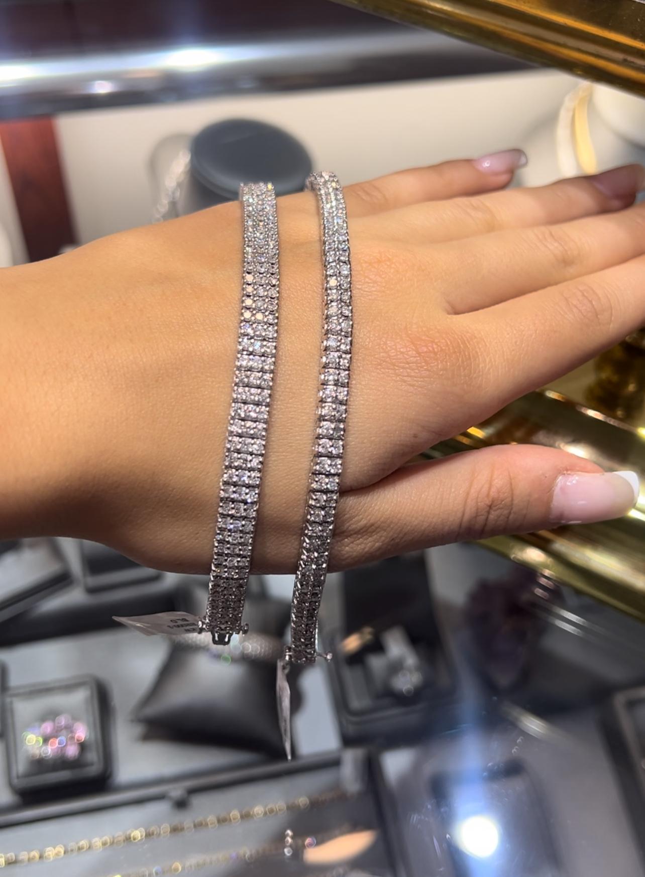 Contemporaneo Bracciale da tennis a tre file di diamanti di alta qualità in oro bianco da 7,50 carati, peso elevato in vendita