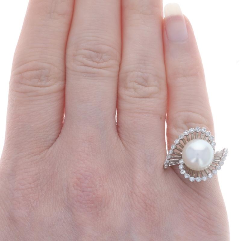 Perlina Anello bypass con perle Akoya e diamanti in oro bianco - 14k 0.32ctw Wave Swirl in vendita